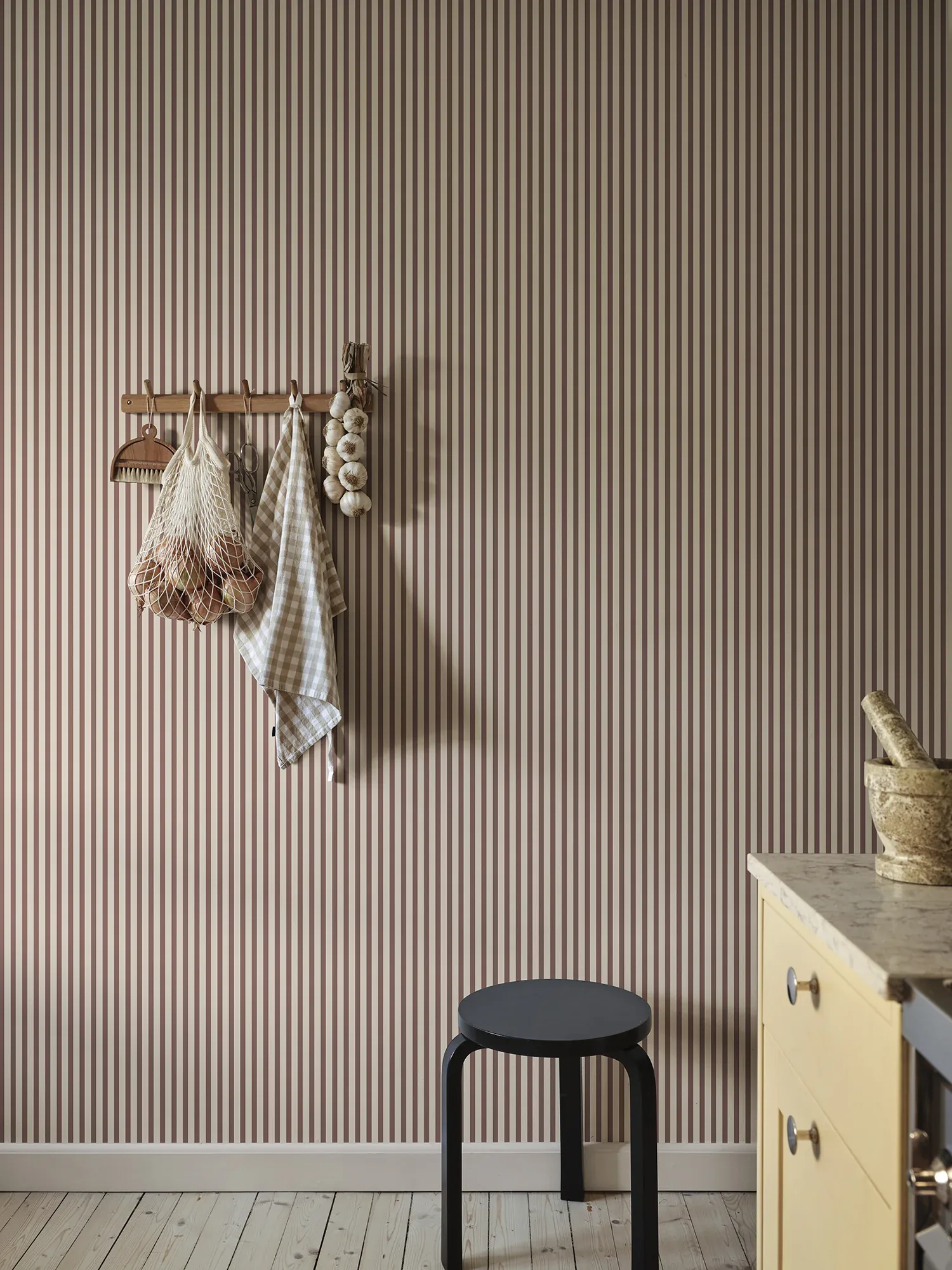Estelle wallpaper in Burgundy color