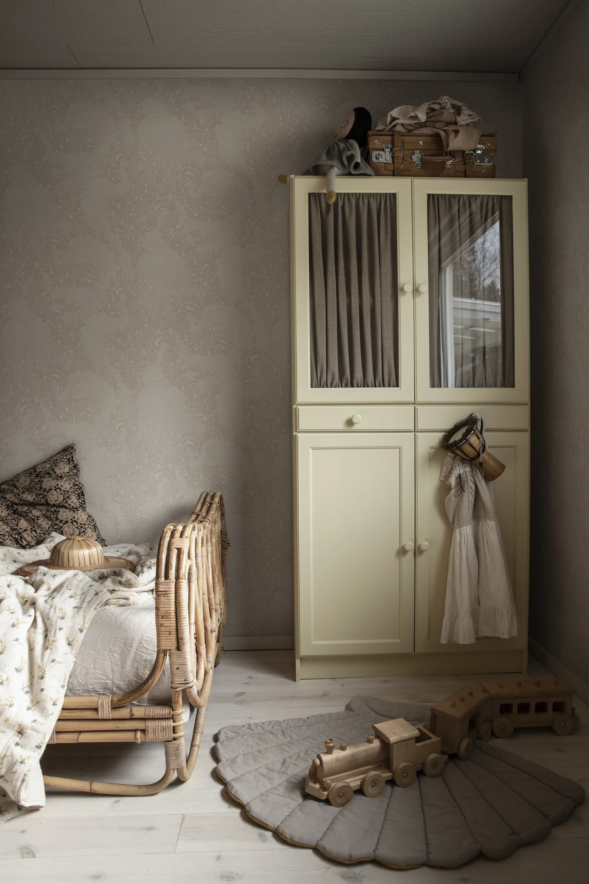 Evelina blush wallpaper in color