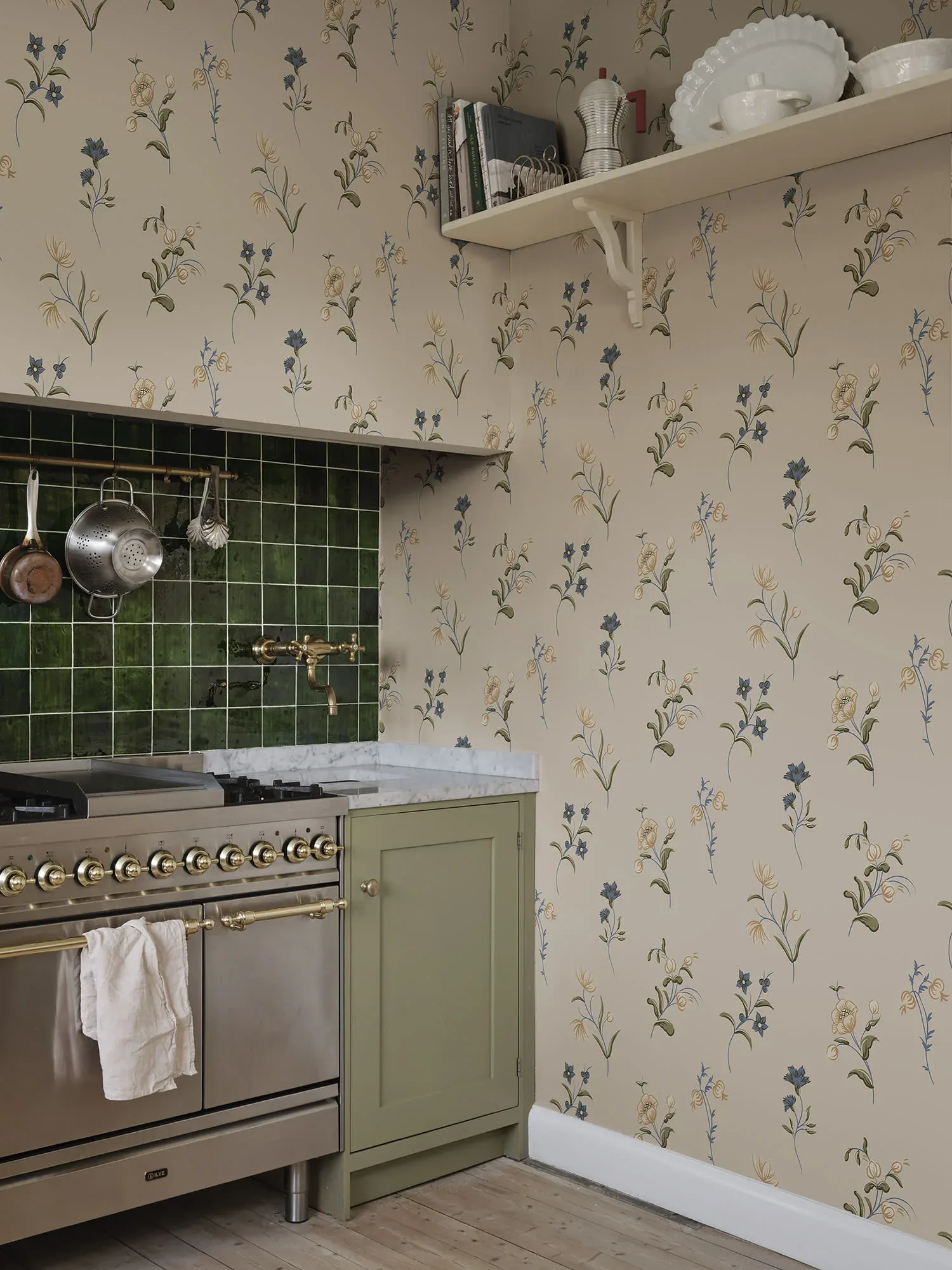 Hanna wallpaper in Clay color