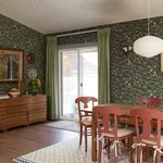 Huset i solen wallpaper in Charcoal color