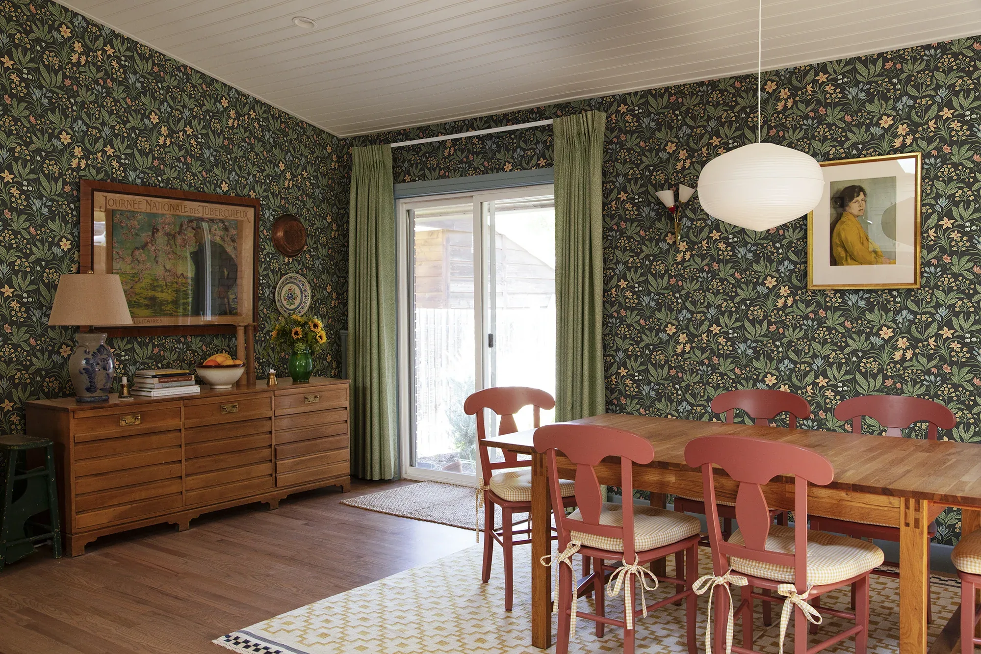 Huset i solen wallpaper in Charcoal color