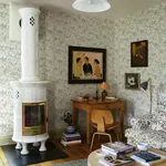 Huset i solen wallpaper in Spring Green color