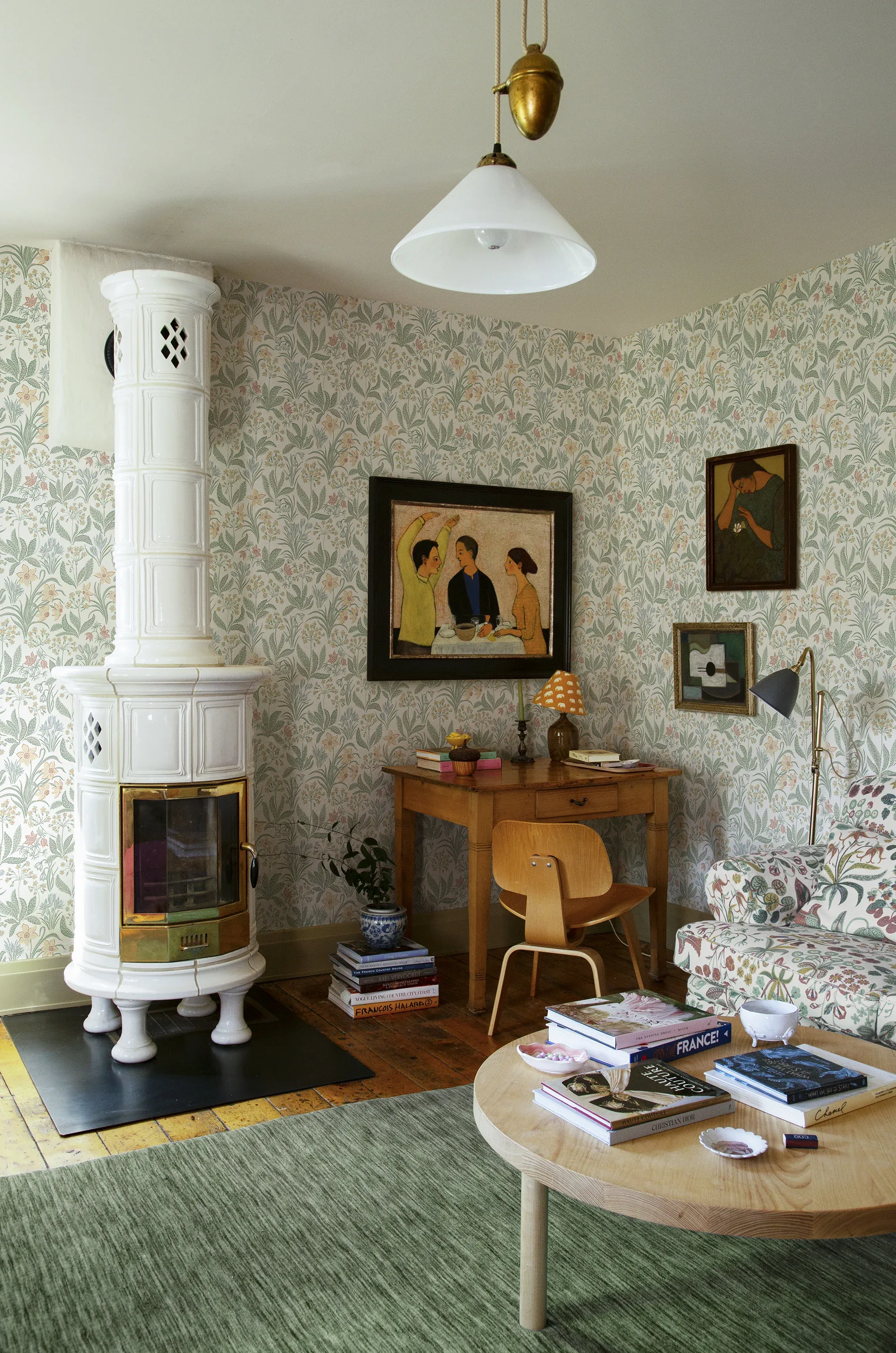 Huset i solen wallpaper in Spring Green color