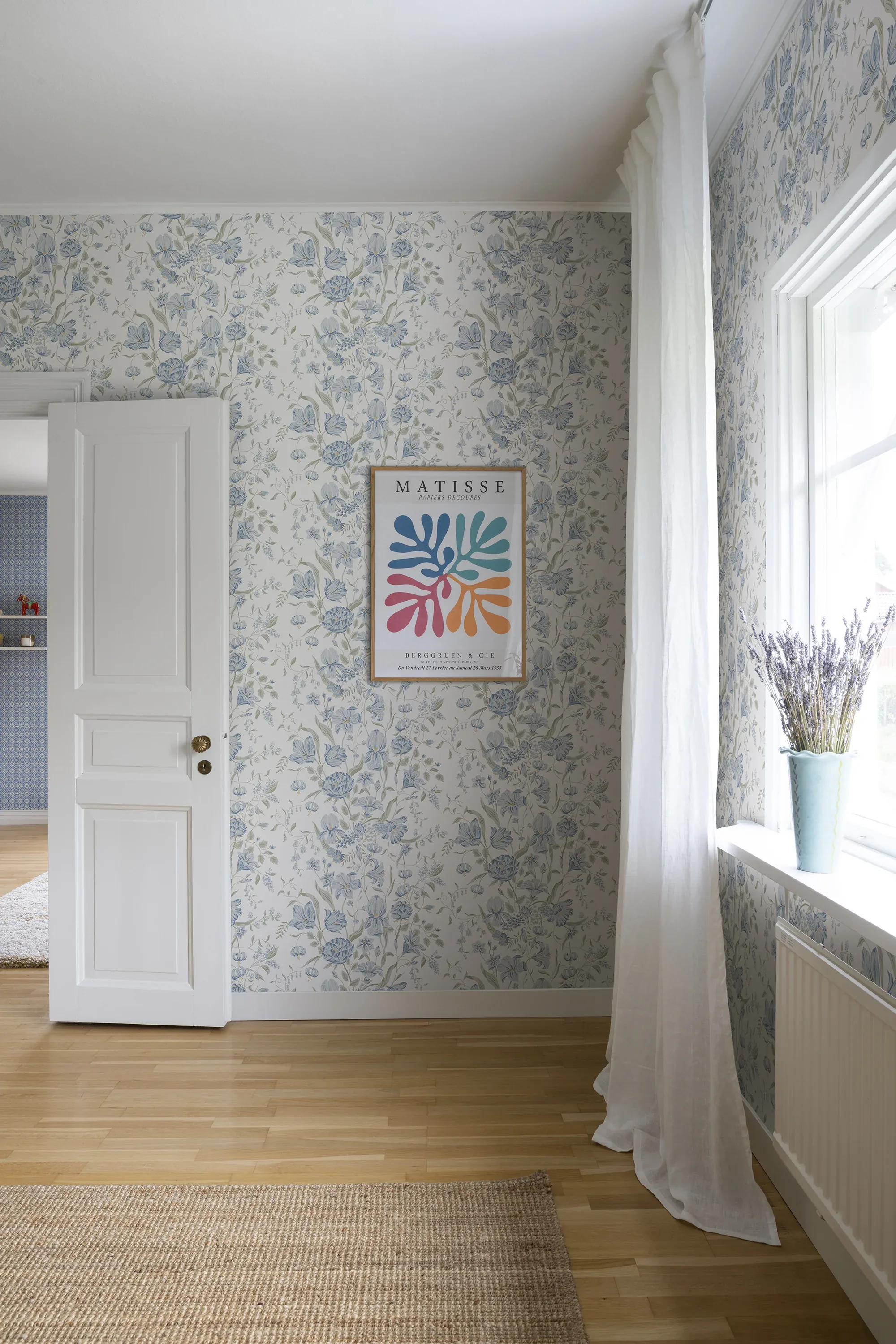 Karins bukett wallpaper in Sky Blue color