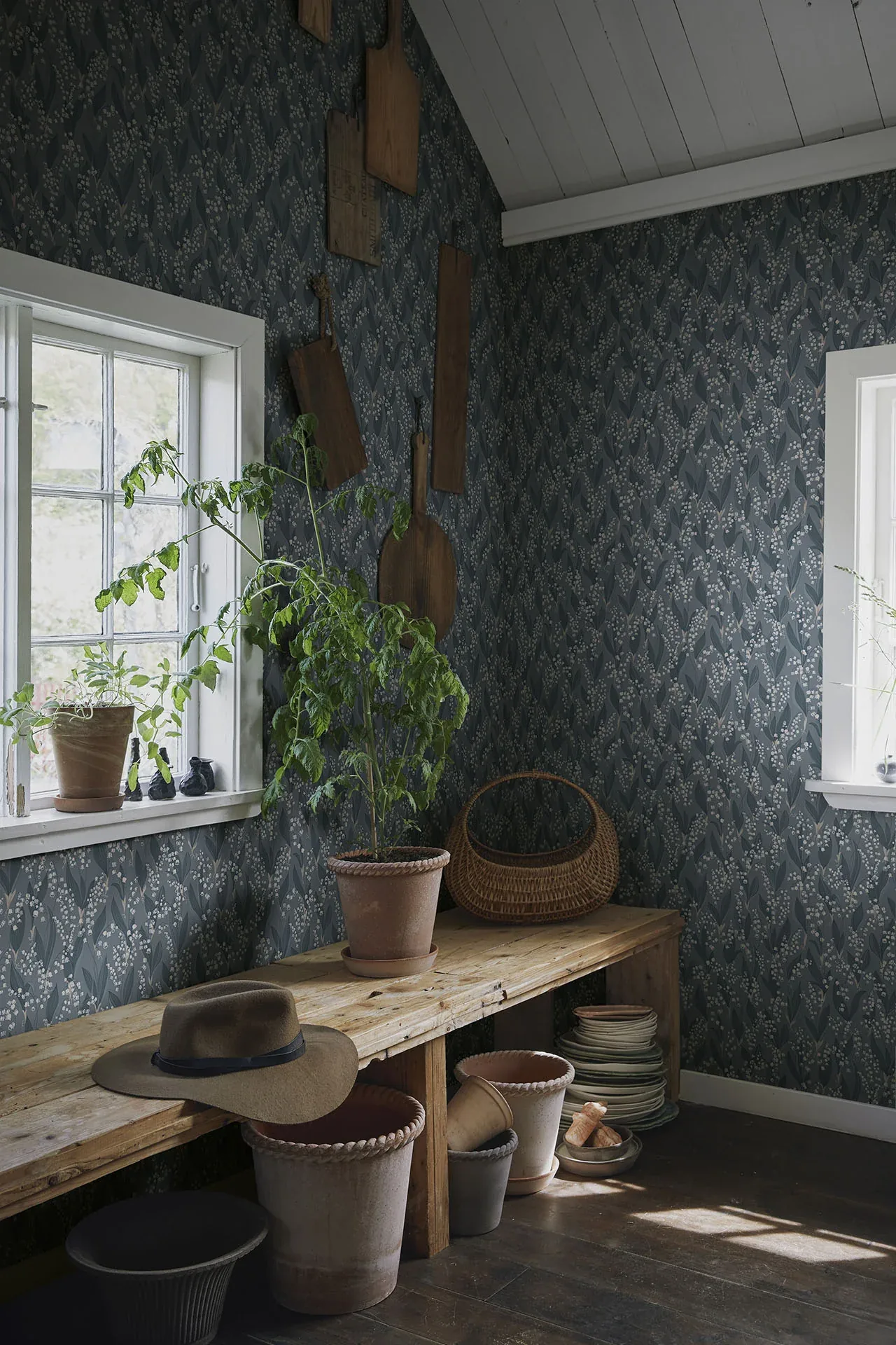 Liljekonvalj wallpaper in Indigo Blue color