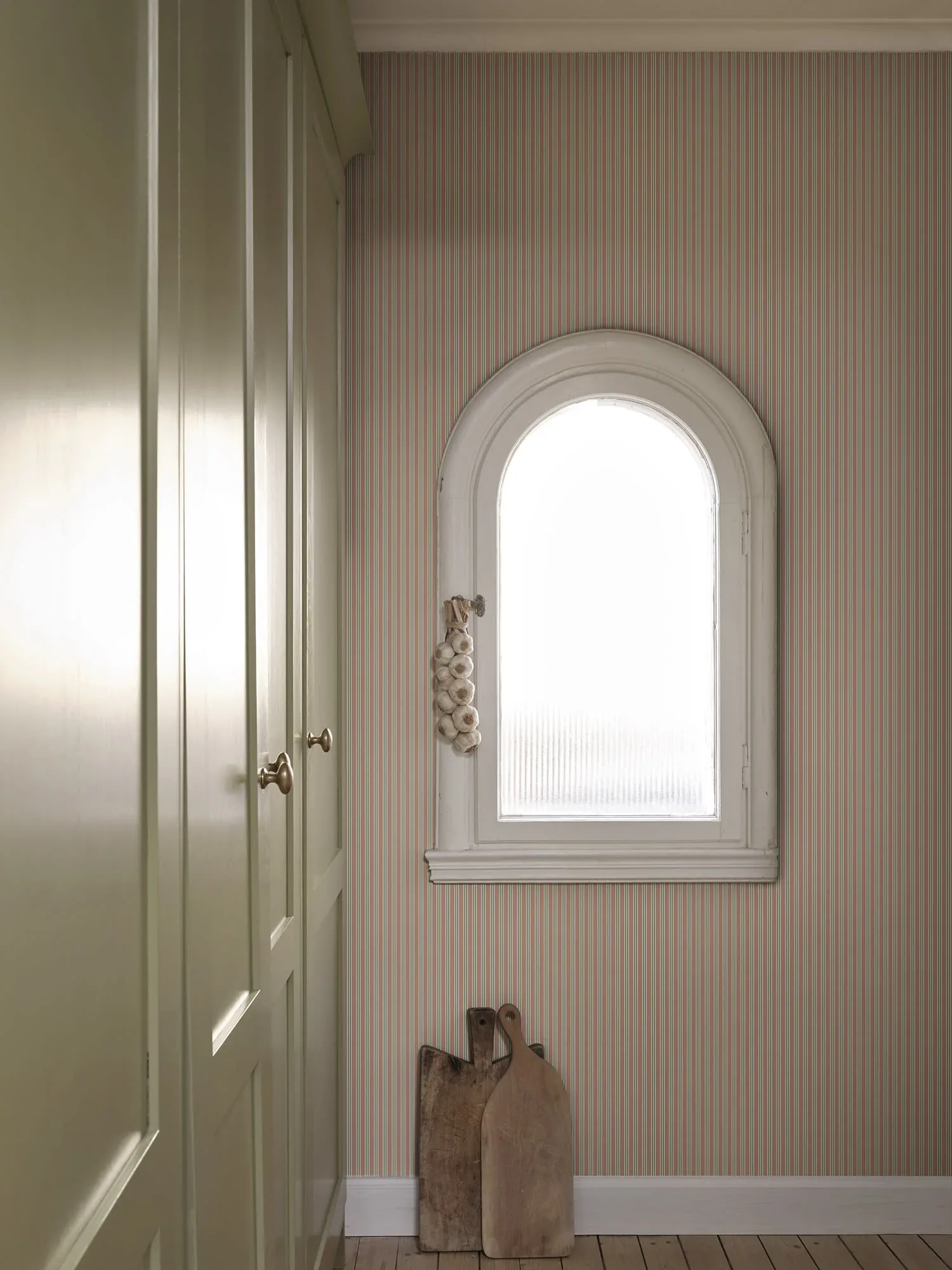 Linn wallpaper in Pink color