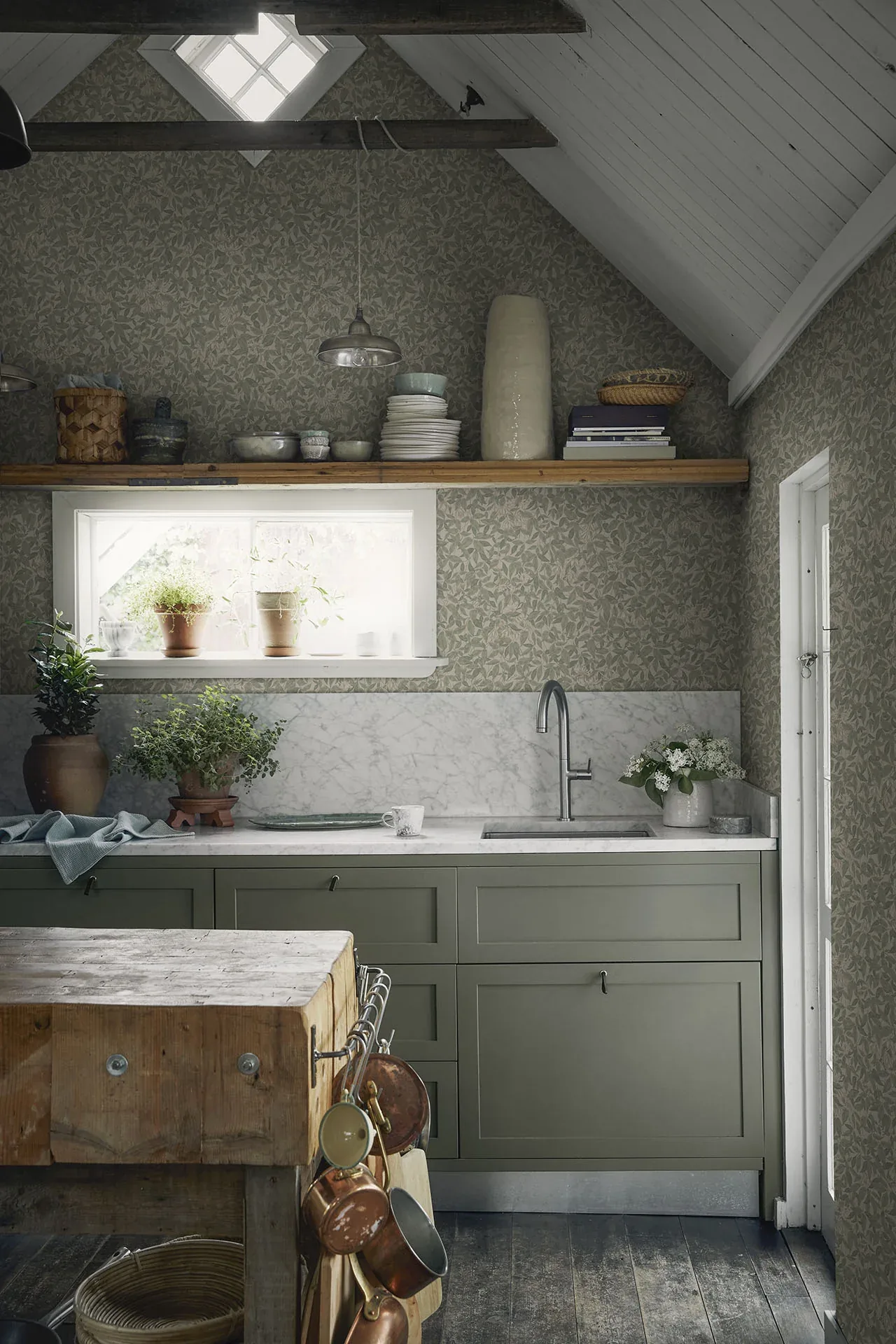 Linnea wallpaper in Garden Green color