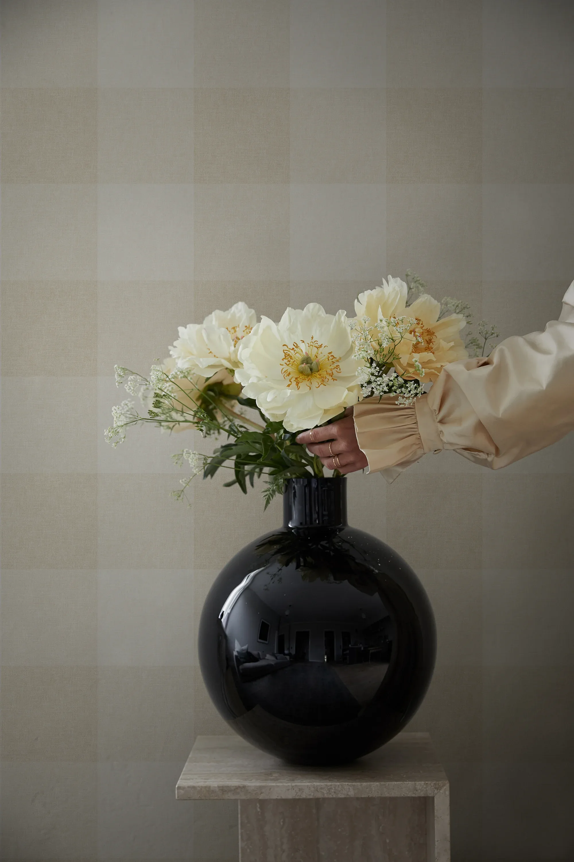 Lykke wallpaper in Oat color