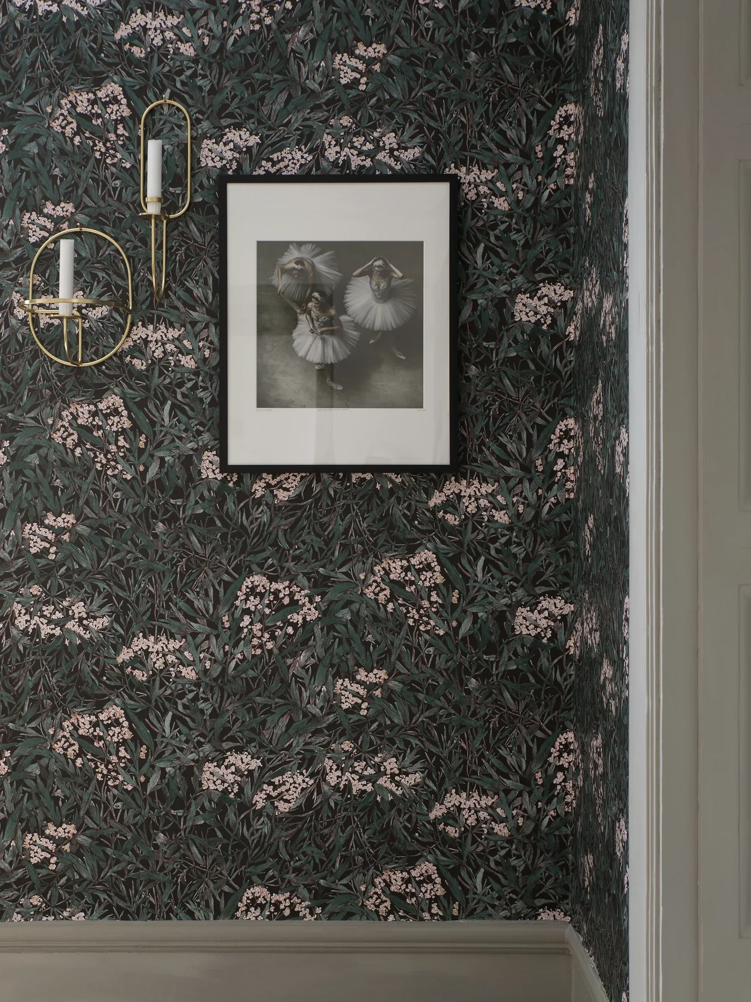 Malin wallpaper in Black color