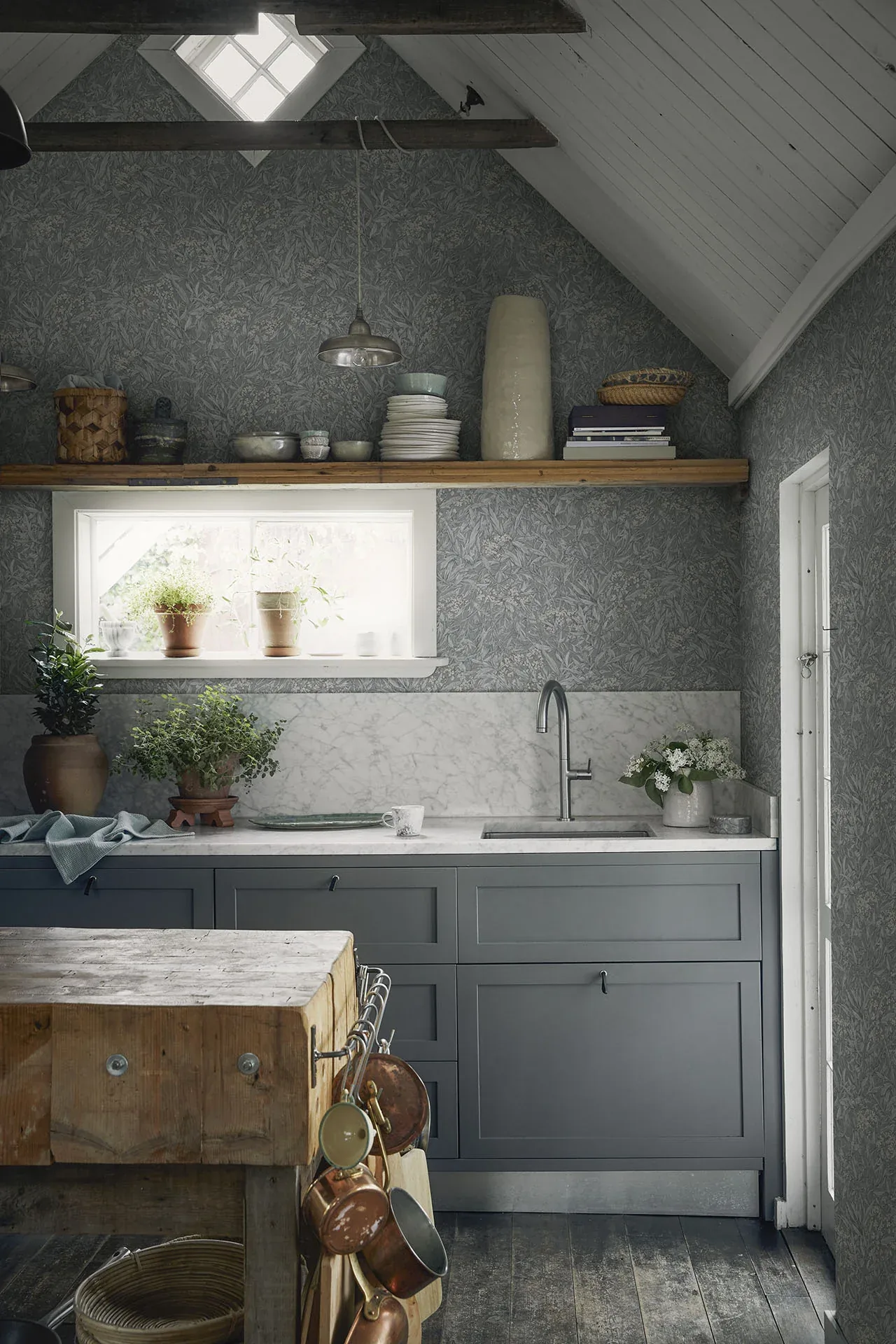 Malin wallpaper in Mineral Gray color