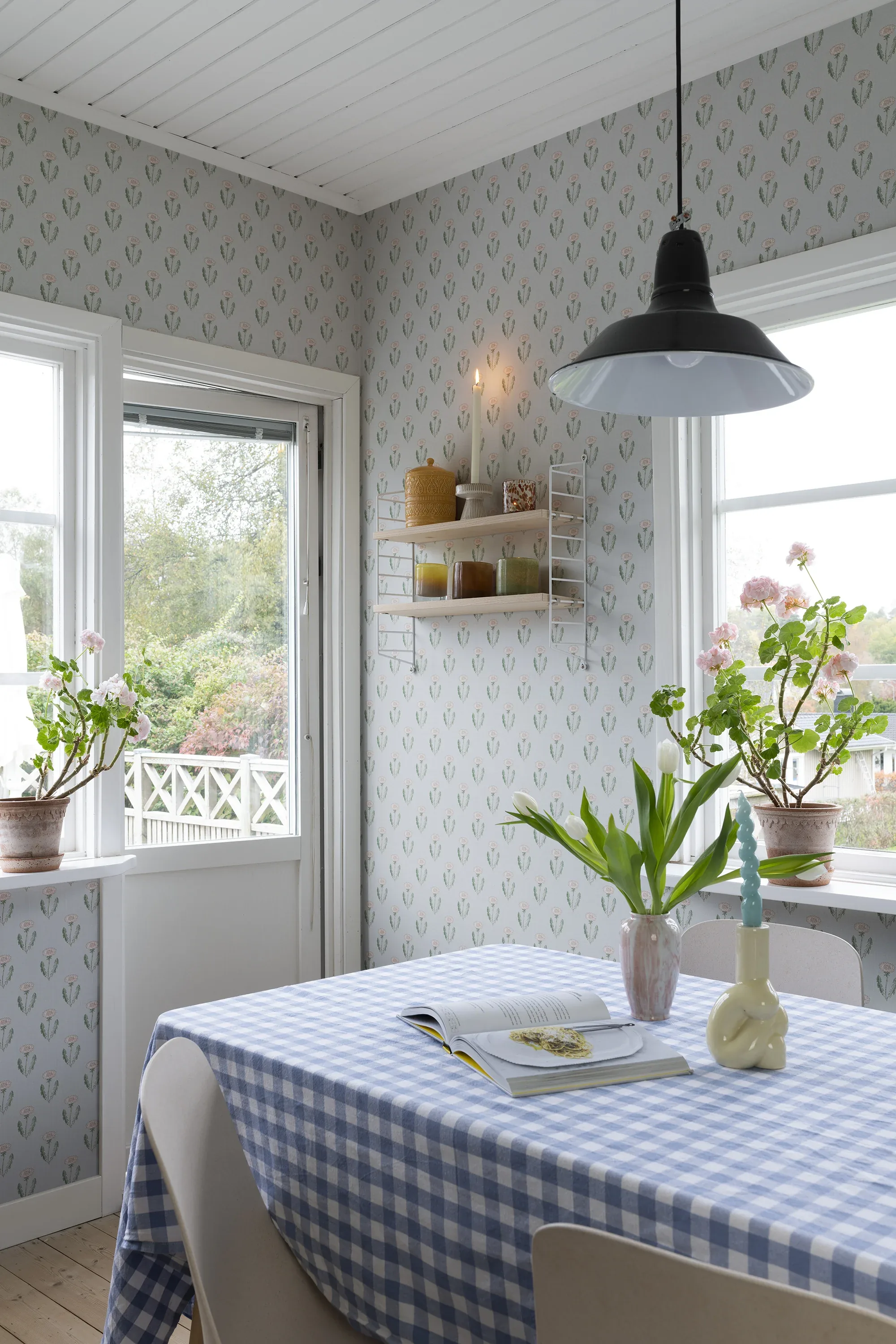 Maskrosen wallpaper in Soft Blue color