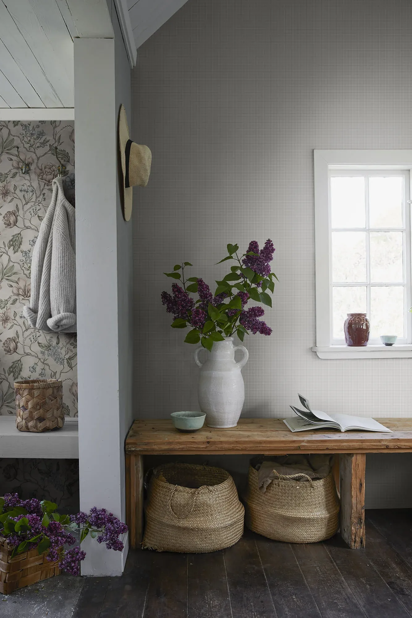 Ruta wallpaper in Gray color