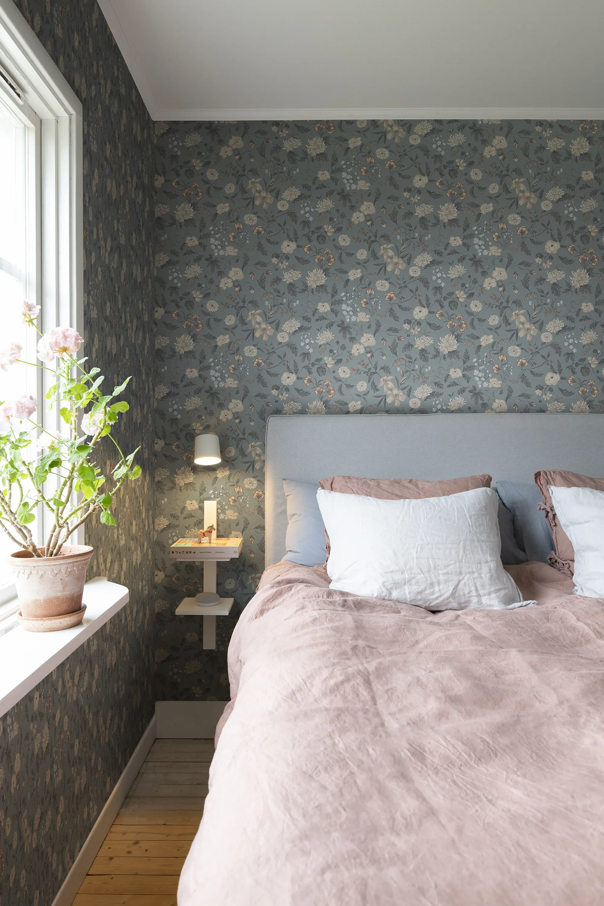 Till Karin wallpaper in Folklore Blue color