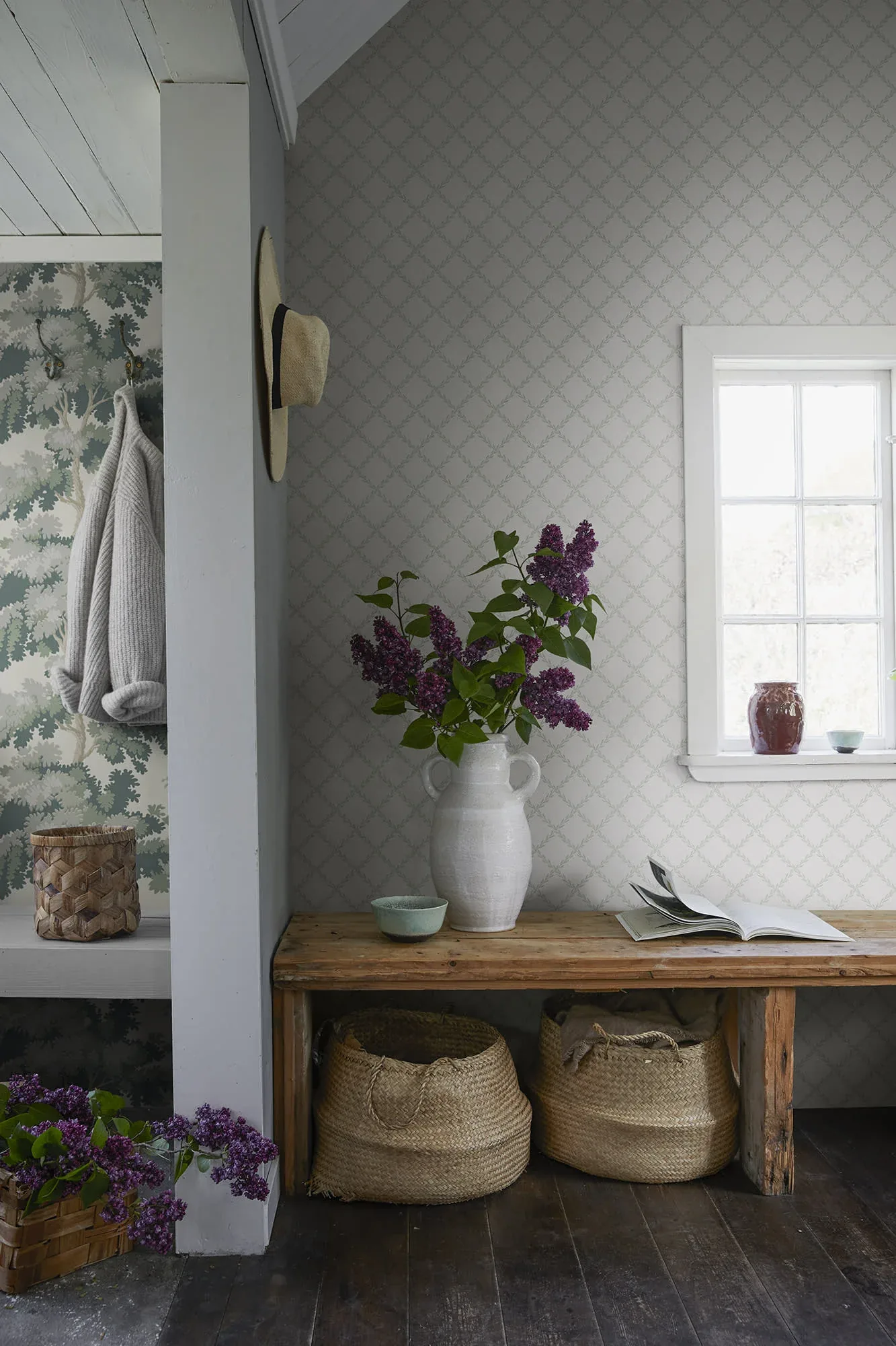 Trellis wallpaper in Garden Green color