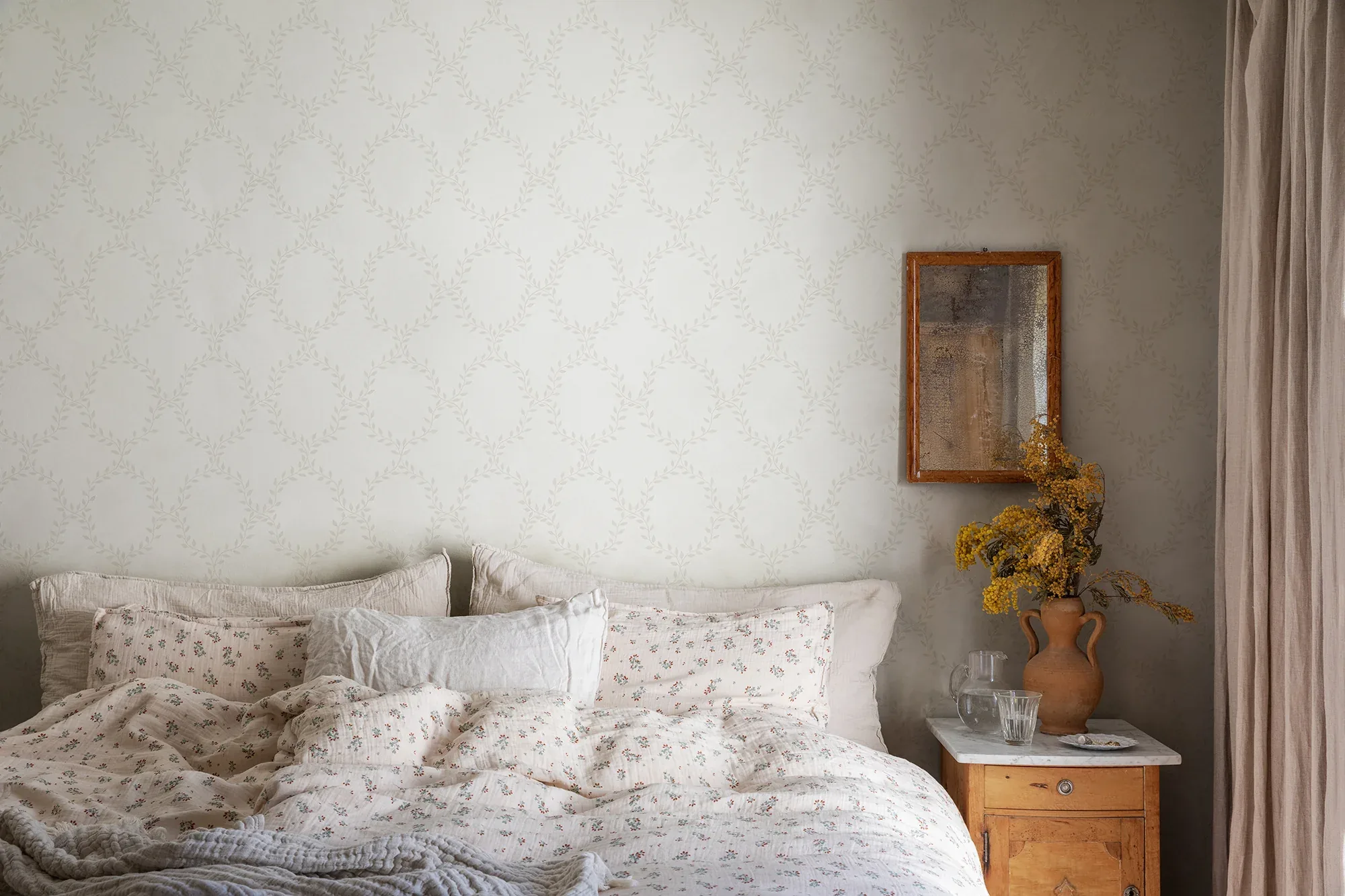 Wilma wallpaper in Eggshell color