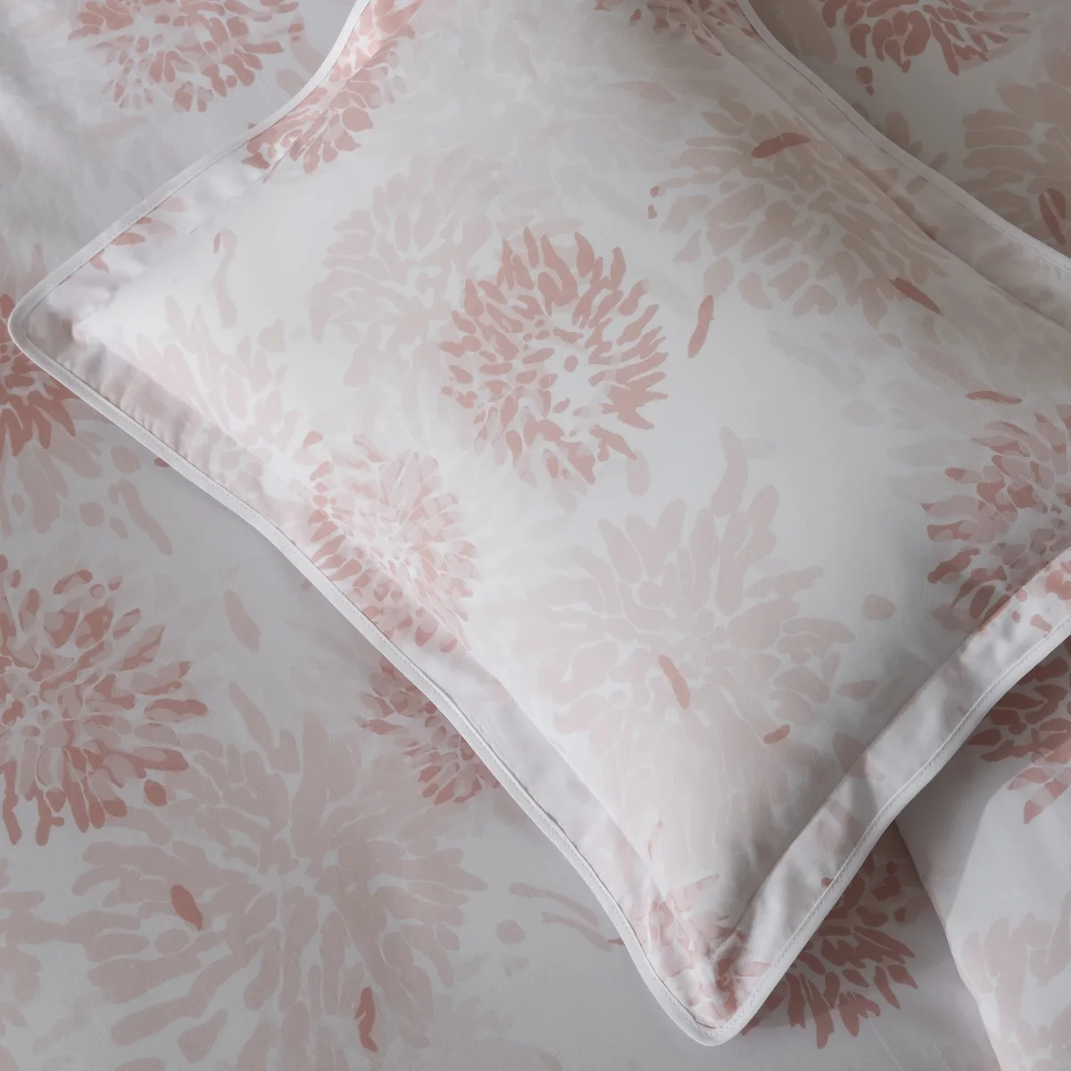 Chrysanthemum Sham - Blush Schumacher Chrysanthemum Sham in Blush