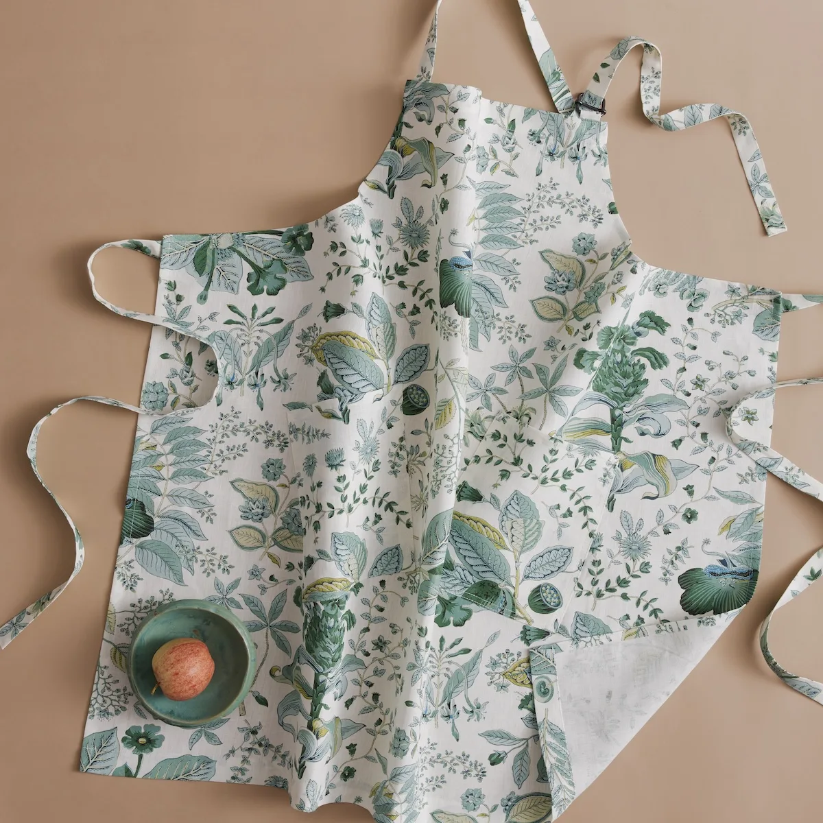 MSC044APRONEP | Pomegranate Linen Apron - Emerald Schumacher Pomegranate Linen Apron in Emerald (MSC044APRONEP)
