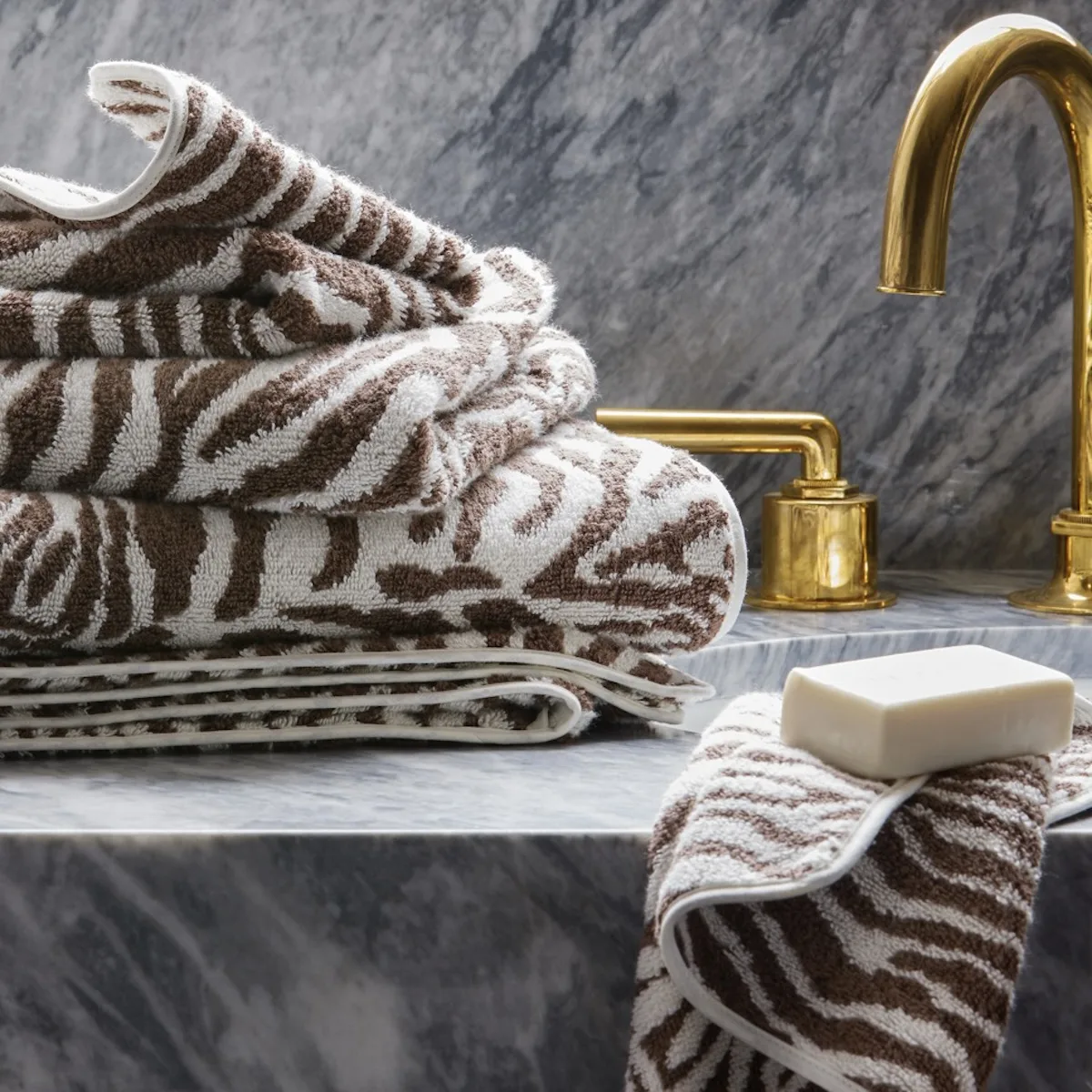 MSC062QMTOW1A | Regine Tub Mat - Sable Schumacher Regine Tub Mat in Sable (MSC062QMTOW1A)