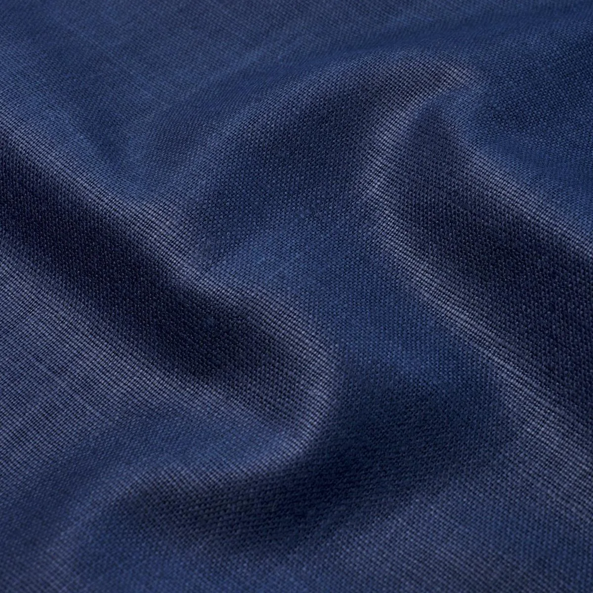 Schumacher 84964 Leo Glazed Linen Navy fabric swatch