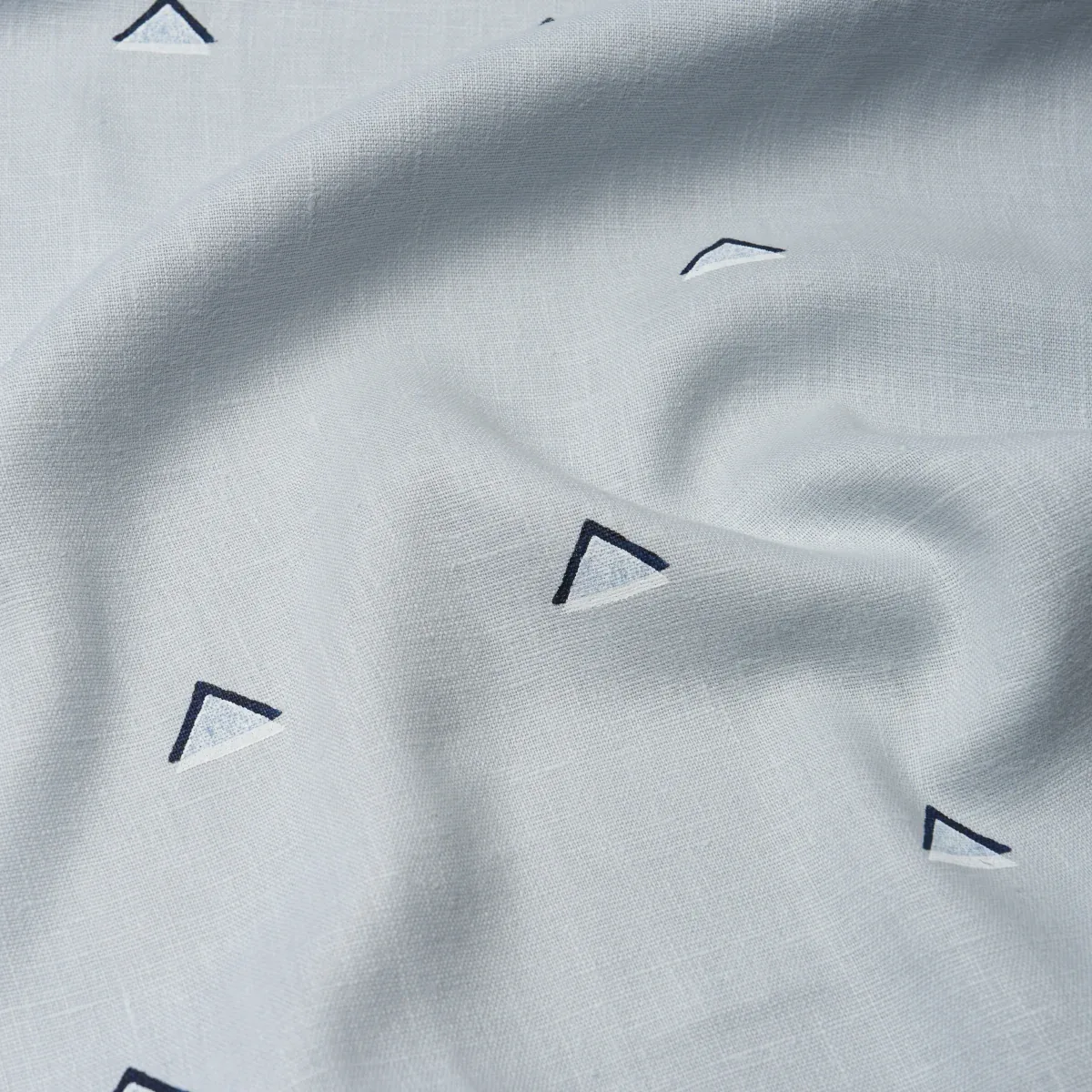 OVERLAPPING TRIANGLES Fabric – NAVY AND WHITE ON SKY | Schum OVERLAPPING TRIANGLES fabric NAVY AND WHITE ON SKY color by Schumacher