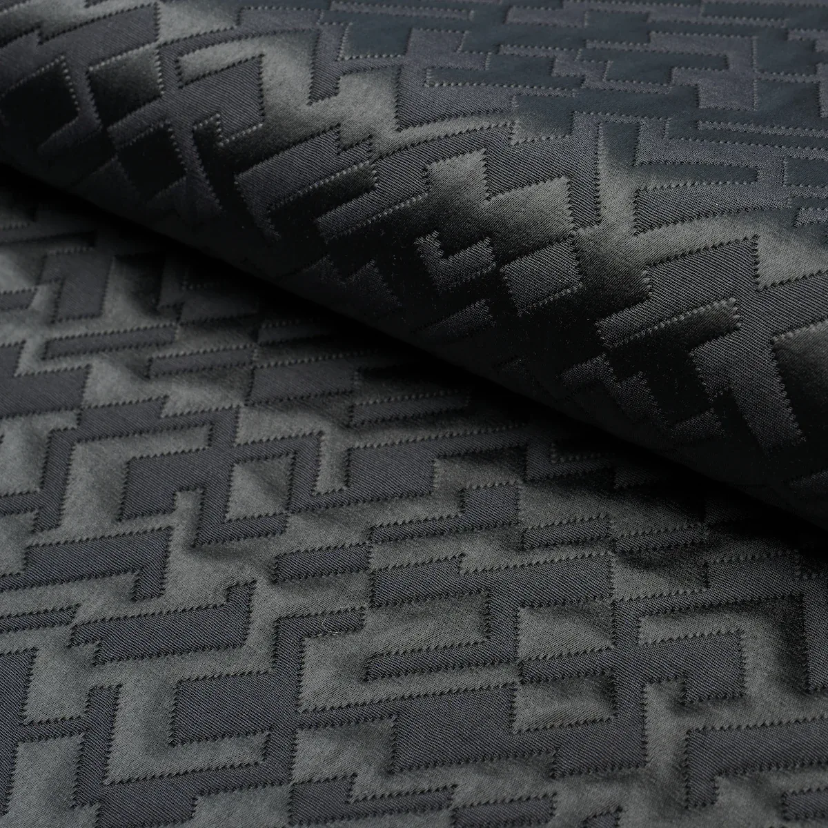 71190 | SALON MATELASSÉ SATIN – EBONY