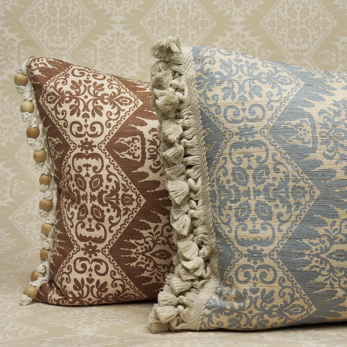 SO18270019 | Berkeley Silk Pillow - Chestnut Schumacher Berkeley Silk Pillow in Chestnut (SO18270019)