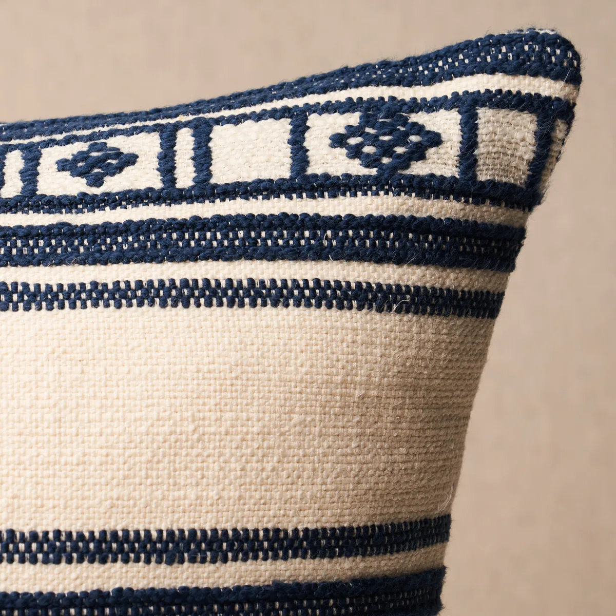 Schumacher Buena Vista Pillow in Indigo (SO7448306)