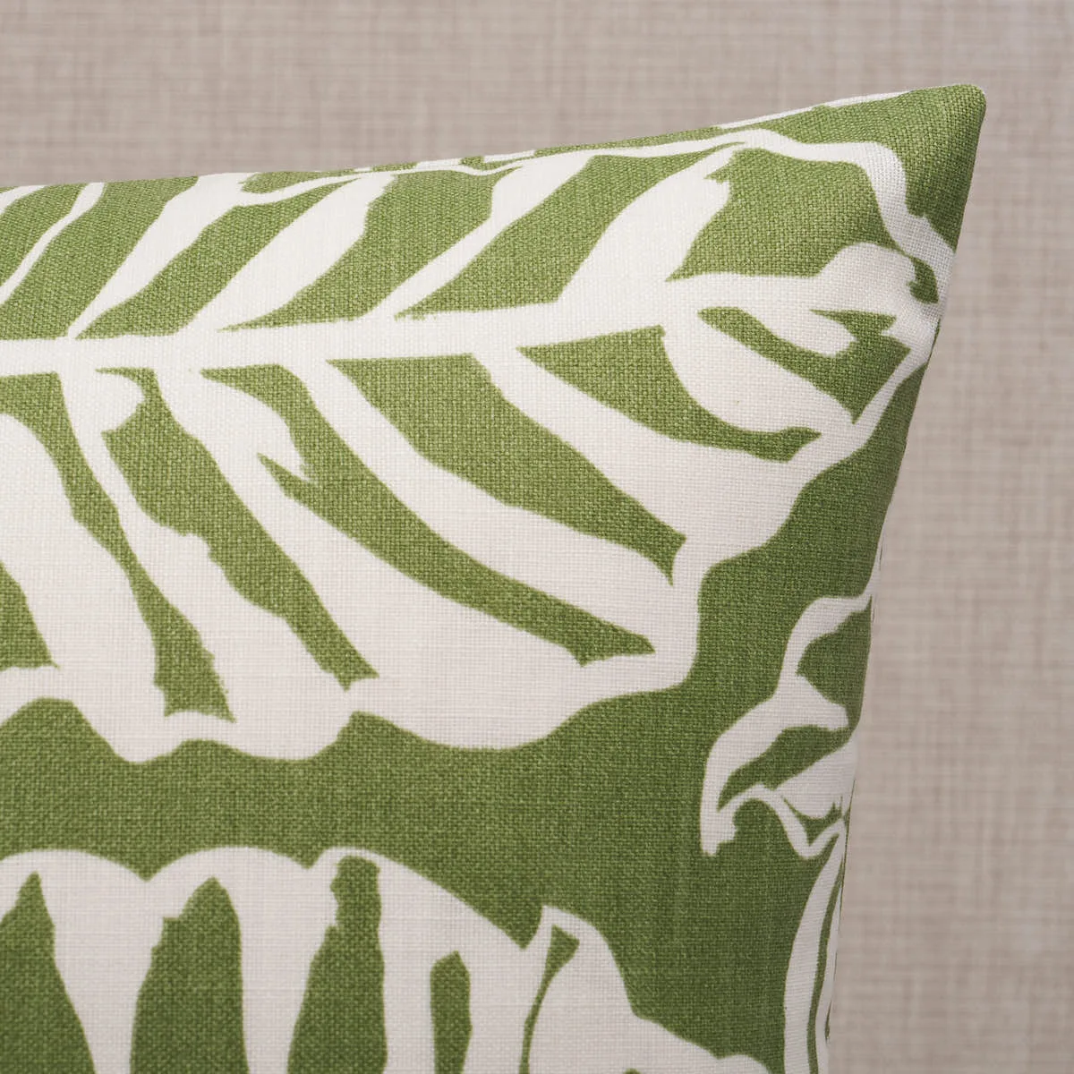 Schumacher Del Mar I/O Pillow in Verde (SO18199006)
