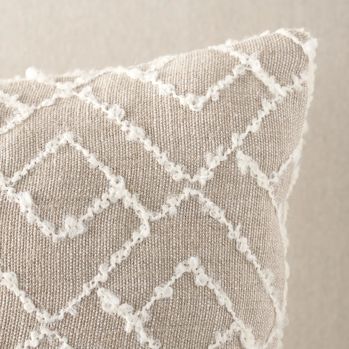 SO8013005 | Durant Pillow - Natural Schumacher Durant Pillow in Natural (SO8013005)
