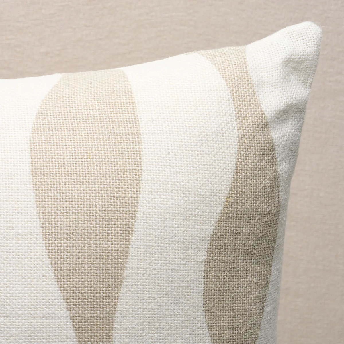 Schumacher Ellsworth Pillow in Birch (SO18231206)