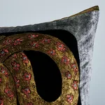 SO000135 | Gilded Serpiente Velvet Pillow - Black Schumacher Gilded Serpiente Velvet Pillow in Black (SO000135)