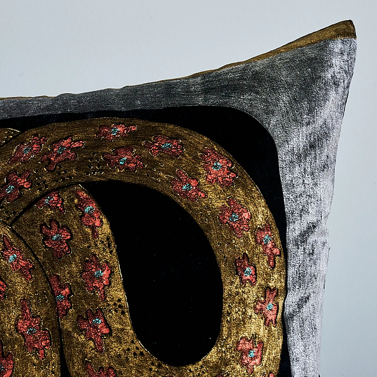 SO000135 | Gilded Serpiente Velvet Pillow - Black Schumacher Gilded Serpiente Velvet Pillow in Black (SO000135)