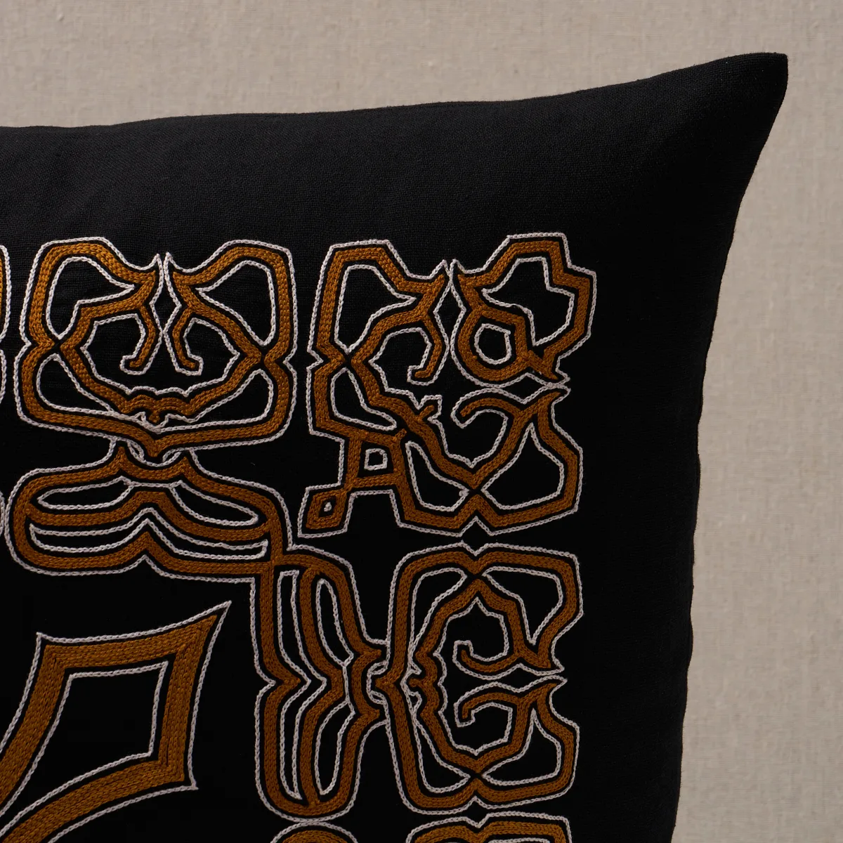 SO0001405 | Jafri Pillow - Black & Beige Schumacher Jafri Pillow in Black & Beige (SO0001405)