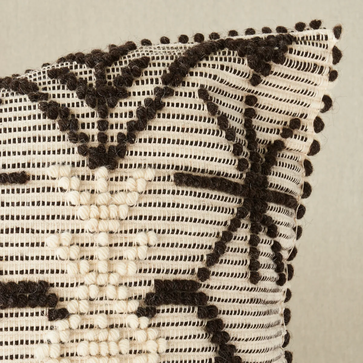 SO0001336 | Kara Floor Pillow - Black & White Schumacher Kara Floor Pillow in Black & White (SO0001336)