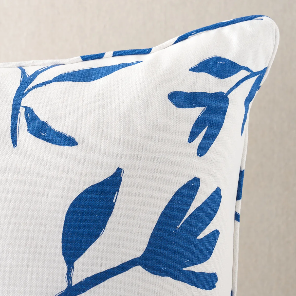 Schumacher Laurel Pillow in Navy (SO18001006)