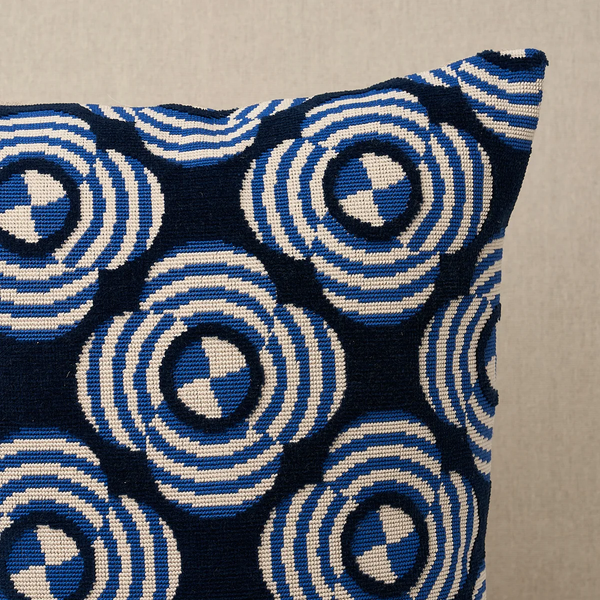 SO8226005 | Le Moderne Cut Velvet Pillow - Cobalt Schumacher Le Moderne Cut Velvet Pillow in Cobalt (SO8226005)