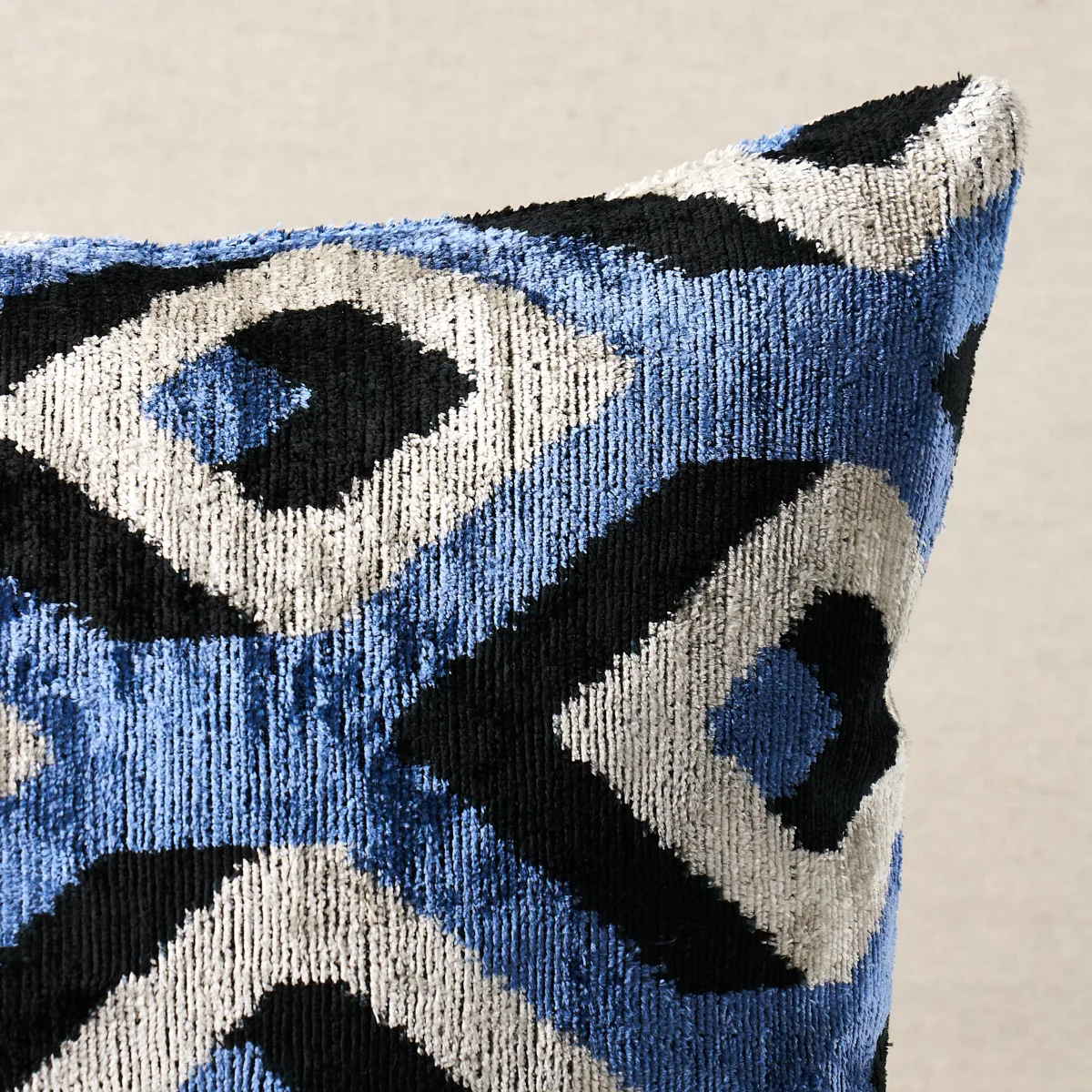 SOV45438 | Mersin Silk Velvet Pillow - Blue & Black Schumacher Mersin Silk Velvet Pillow in Blue & Black (SOV45438)