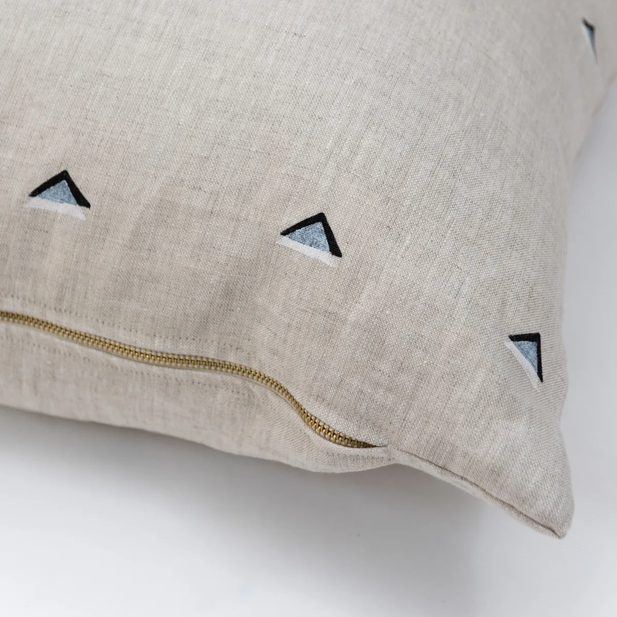 SO7402006 | Overlapping Triangles Pillow - Black & White Schumacher Overlapping Triangles Pillow in Black & White (SO7402006)