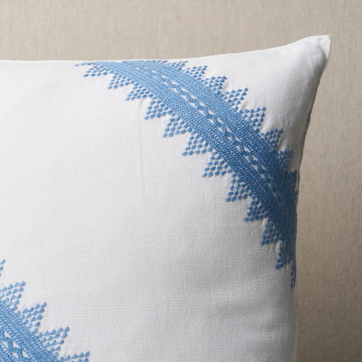 SO2933502 | Pizarra Pillow - Sky Schumacher Pizarra Pillow in Sky (SO2933502)