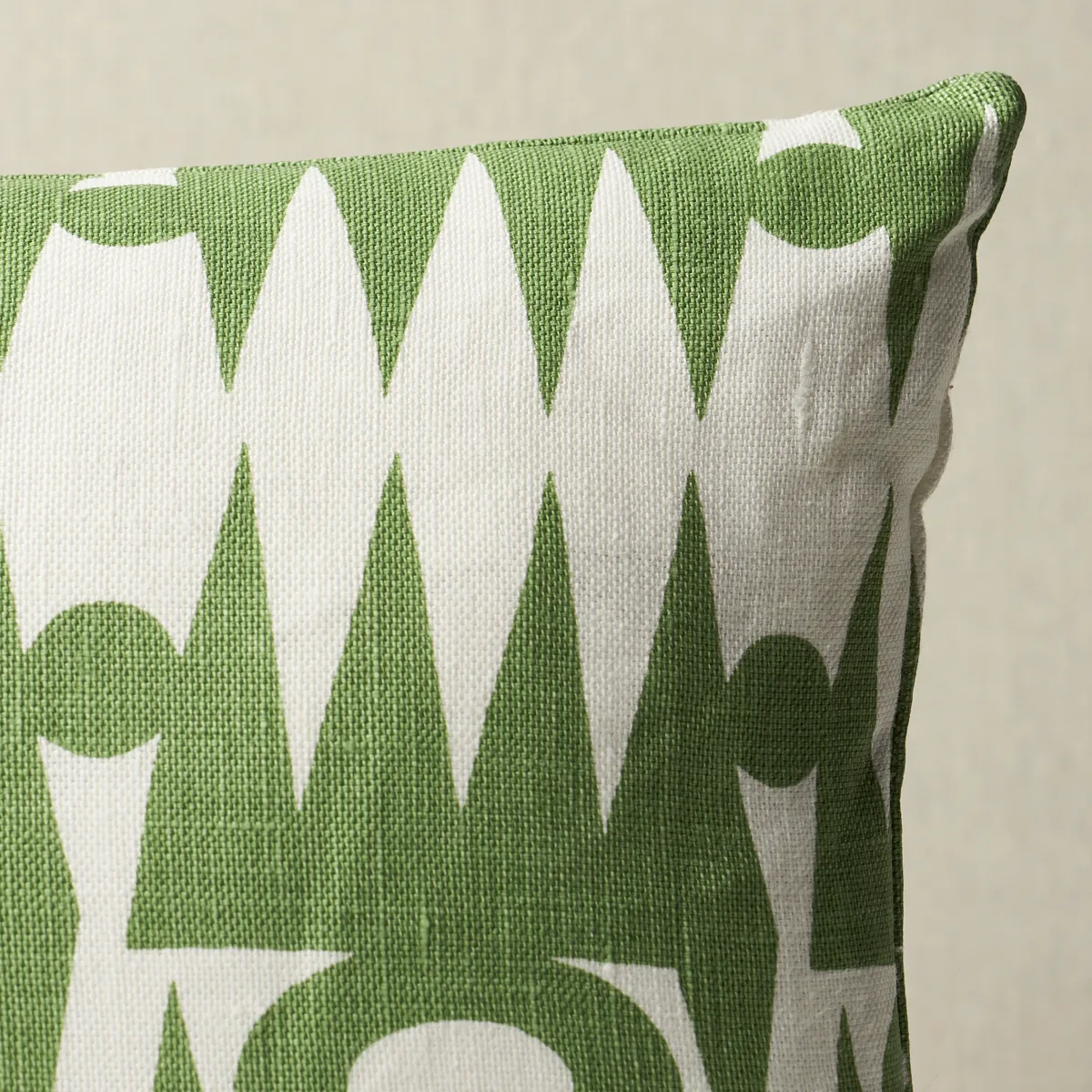 Schumacher Ra Pillow in Green (SO18152118)