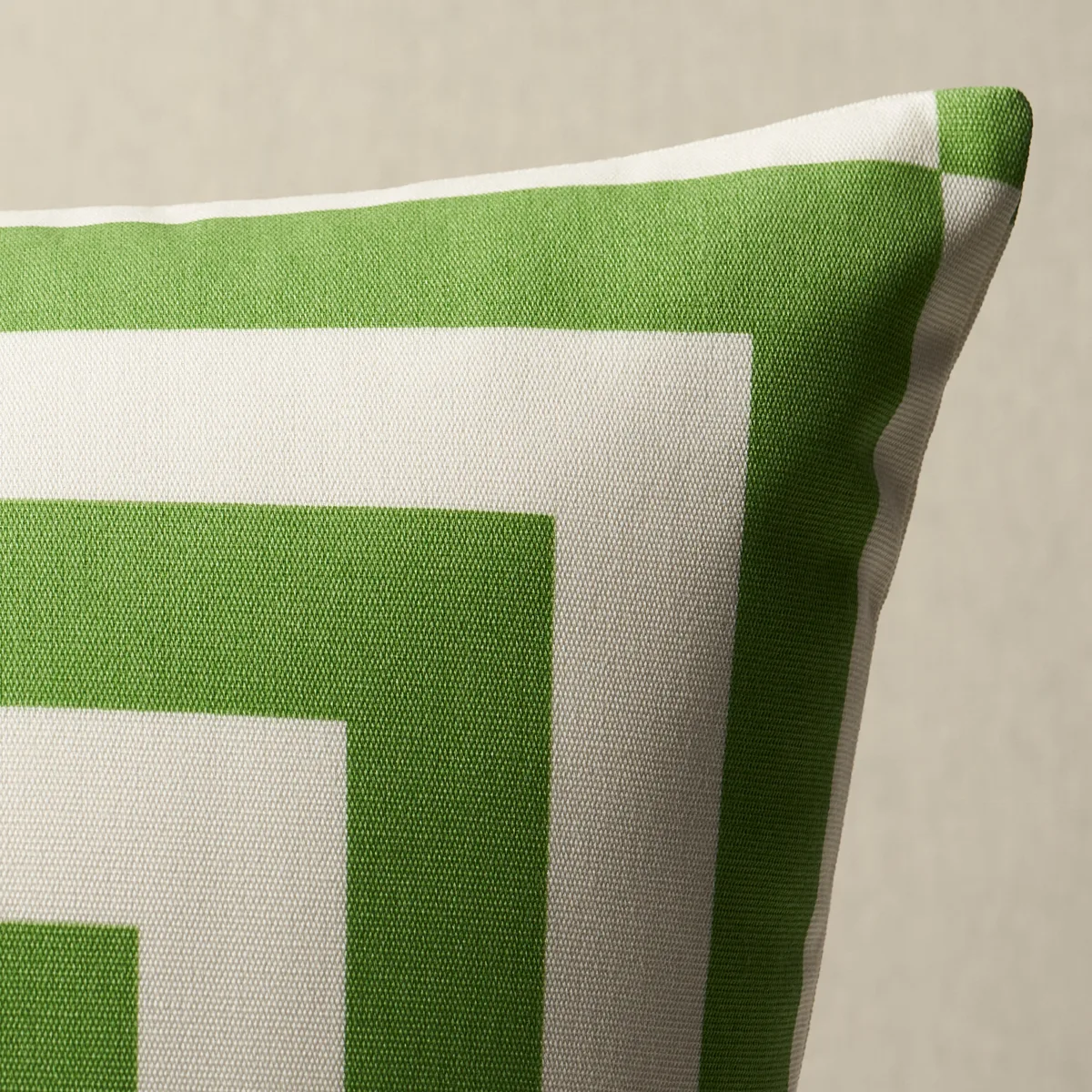 Schumacher Roxbury I/O Pillow in Leaf (SO18092205)