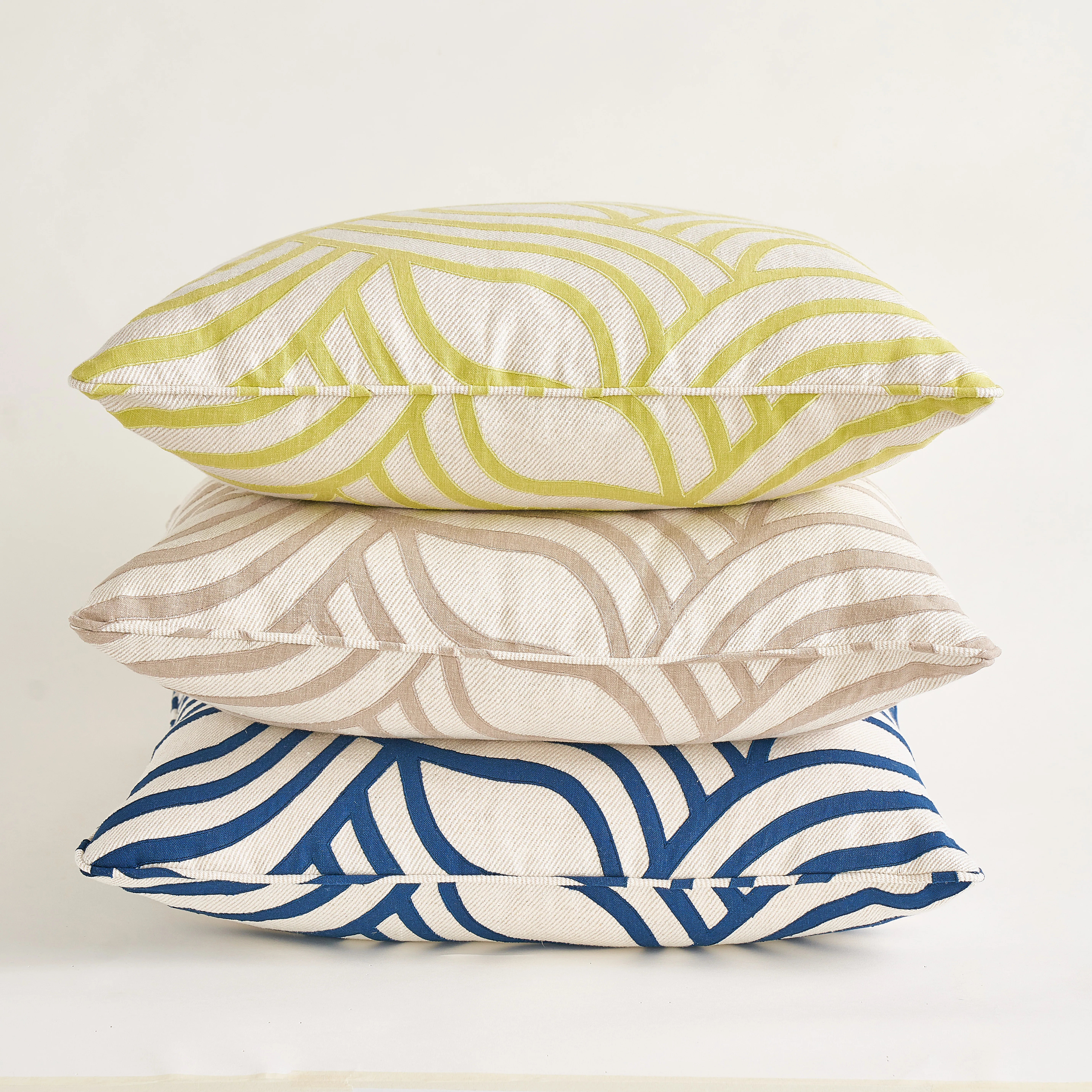 SO7995106 | Sangomar Applique Pillow - Navy Schumacher Sangomar Applique Pillow in Navy (SO7995106)
