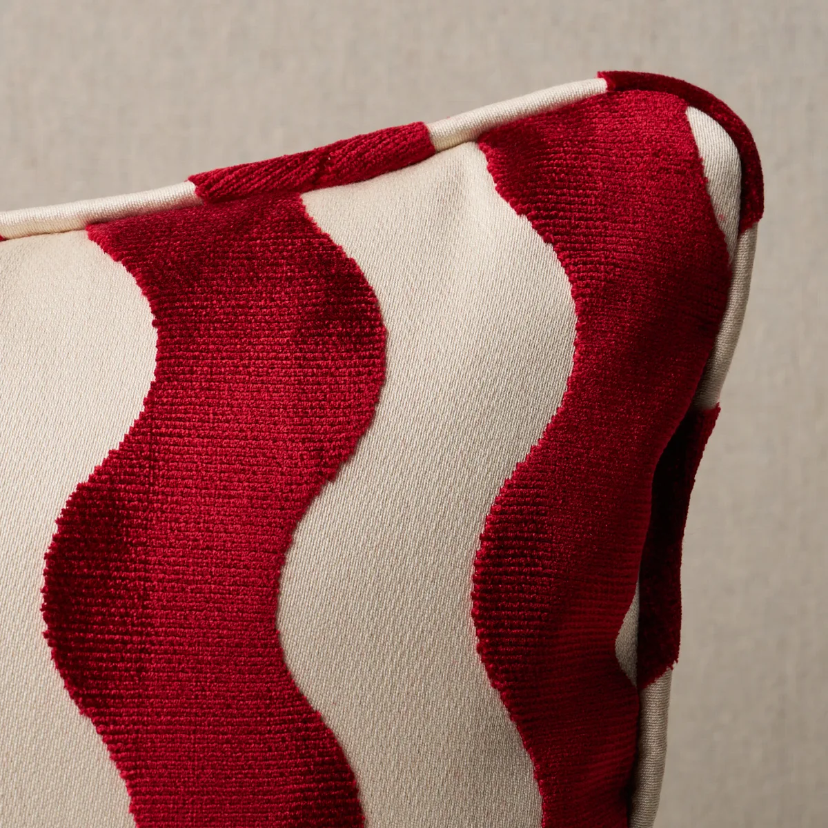 Schumacher The Wave Pillow in Red (SO6942718)