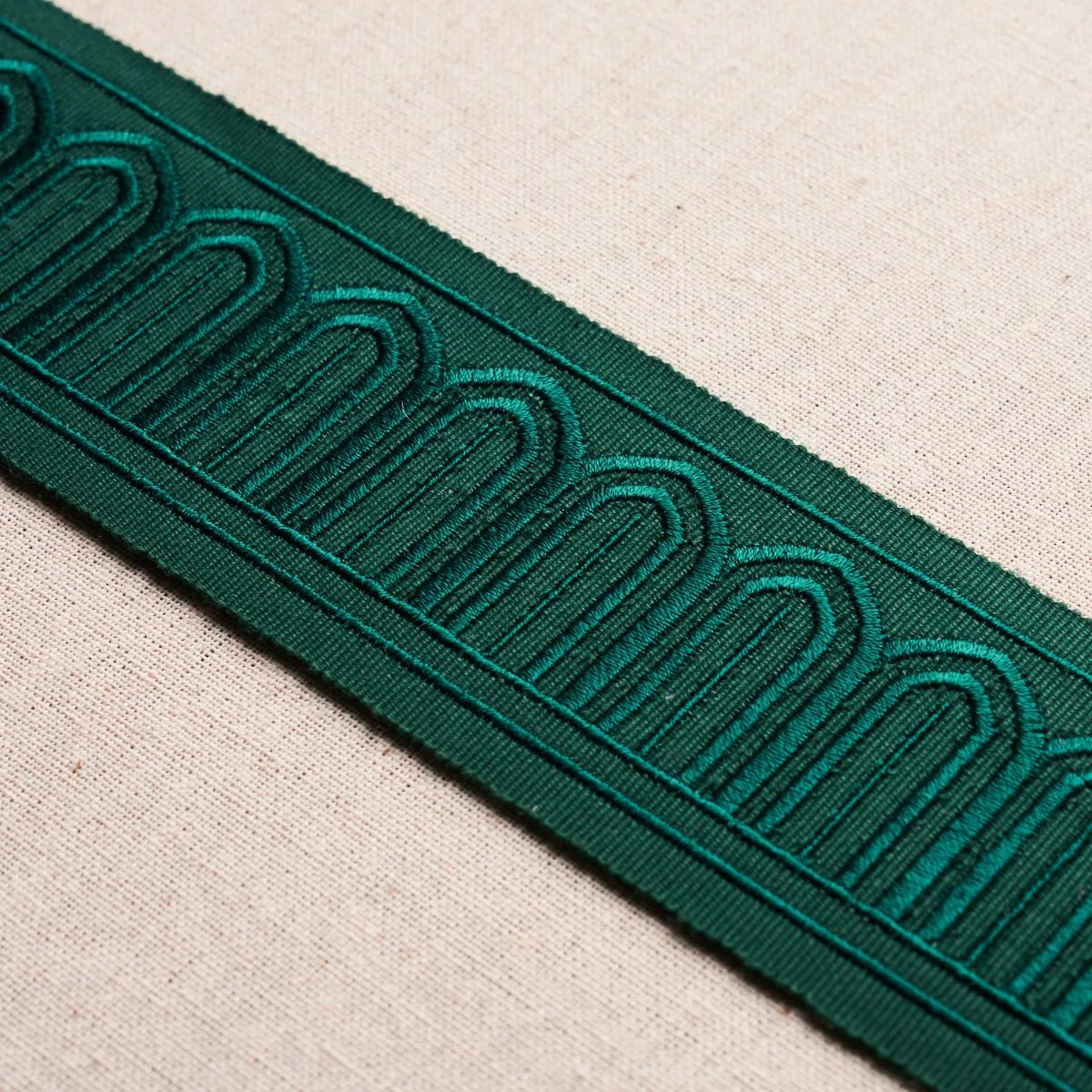 70768 | Arches Embroidered Tape Medium - Emerald Schumacher Arches Embroidered Tape Medium trim in Emerald (70768)