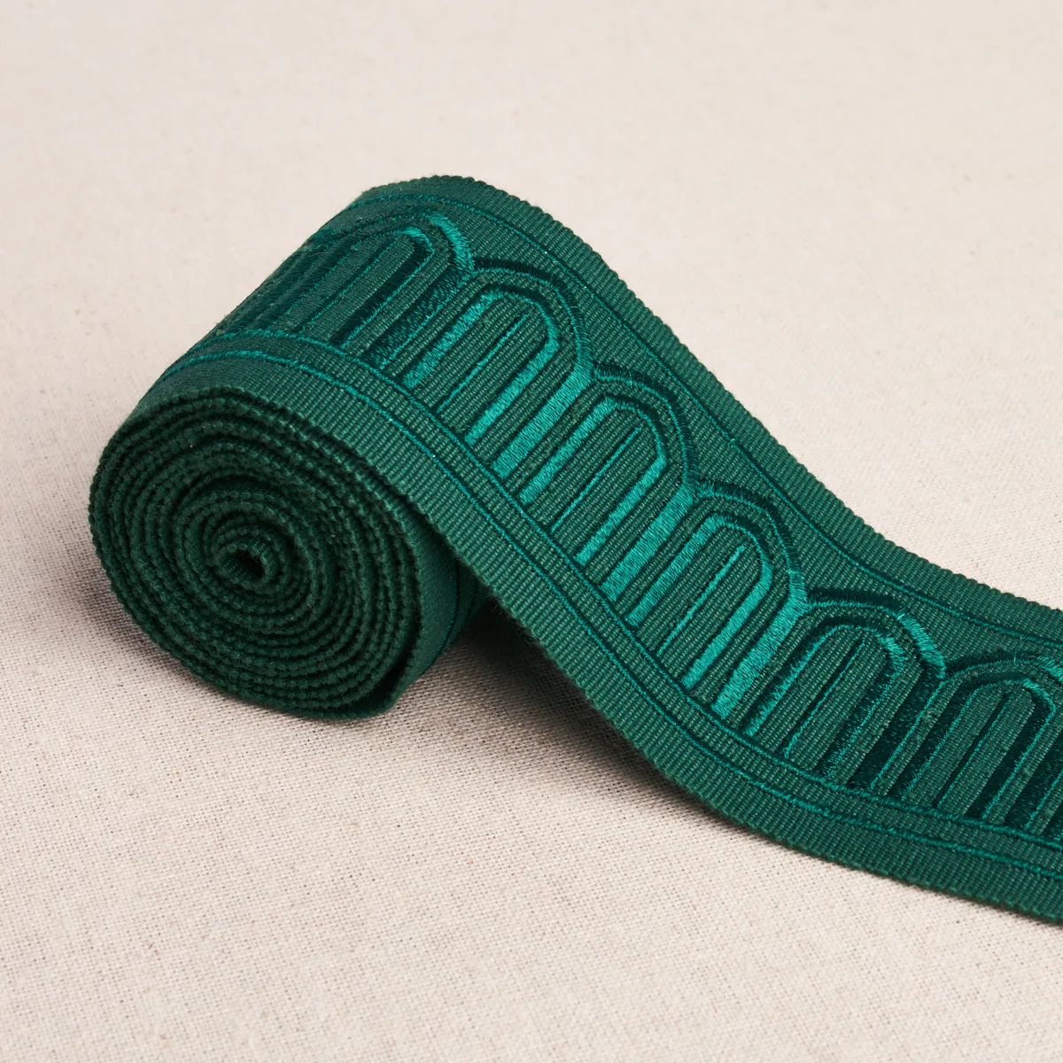 70768 | Arches Embroidered Tape Medium - Emerald Schumacher Arches Embroidered Tape Medium trim in Emerald (70768)