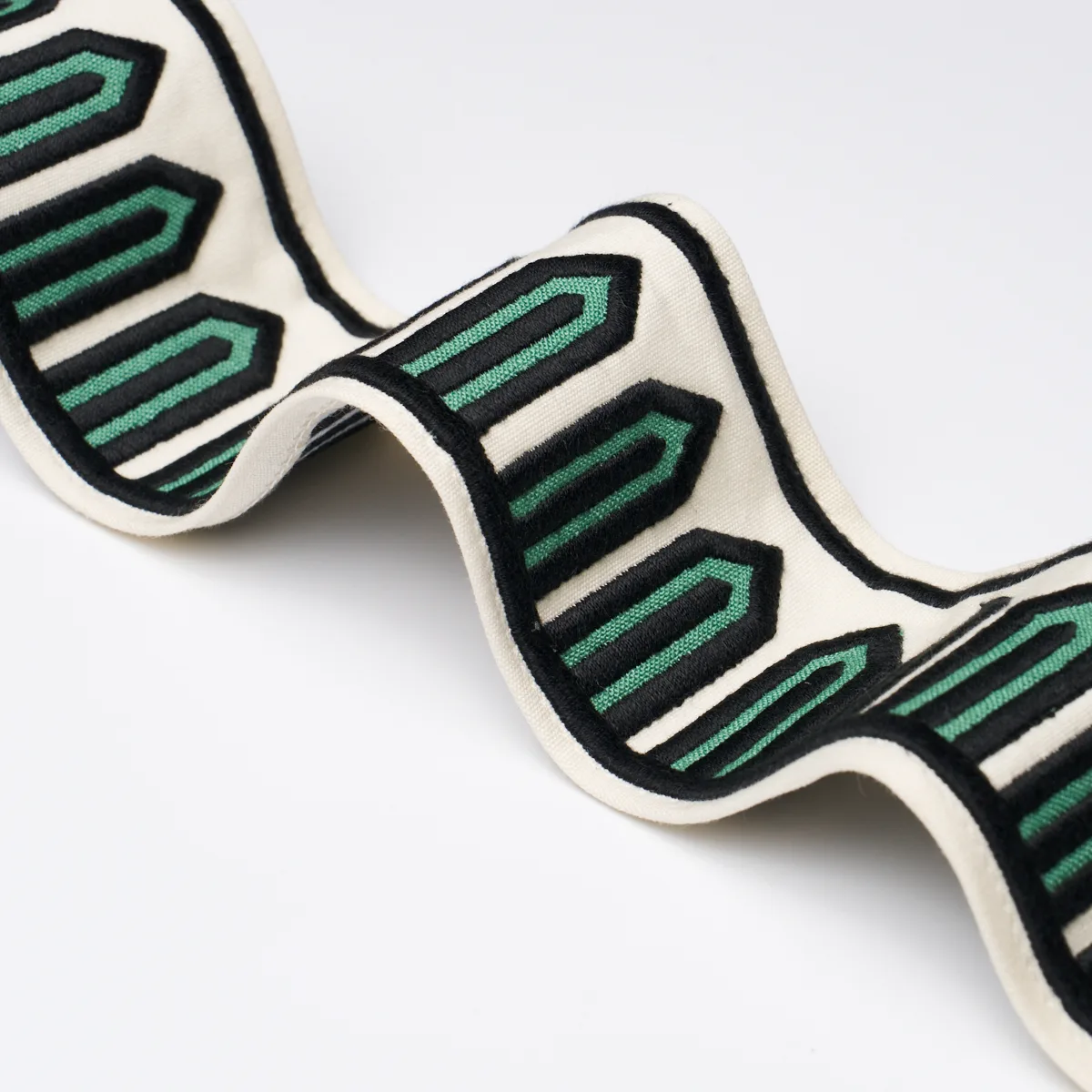85381 | Bonaparte Tape - Green Schumacher Bonaparte Tape trim in Green (85381)