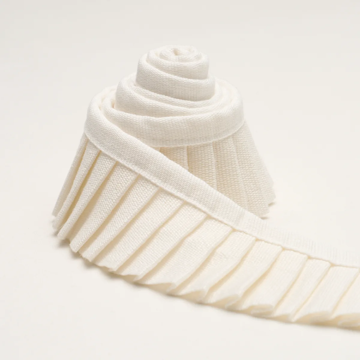 85962 | Clara Pleated Tape - Ivory Schumacher Clara Pleated Tape trim in Ivory (85962)