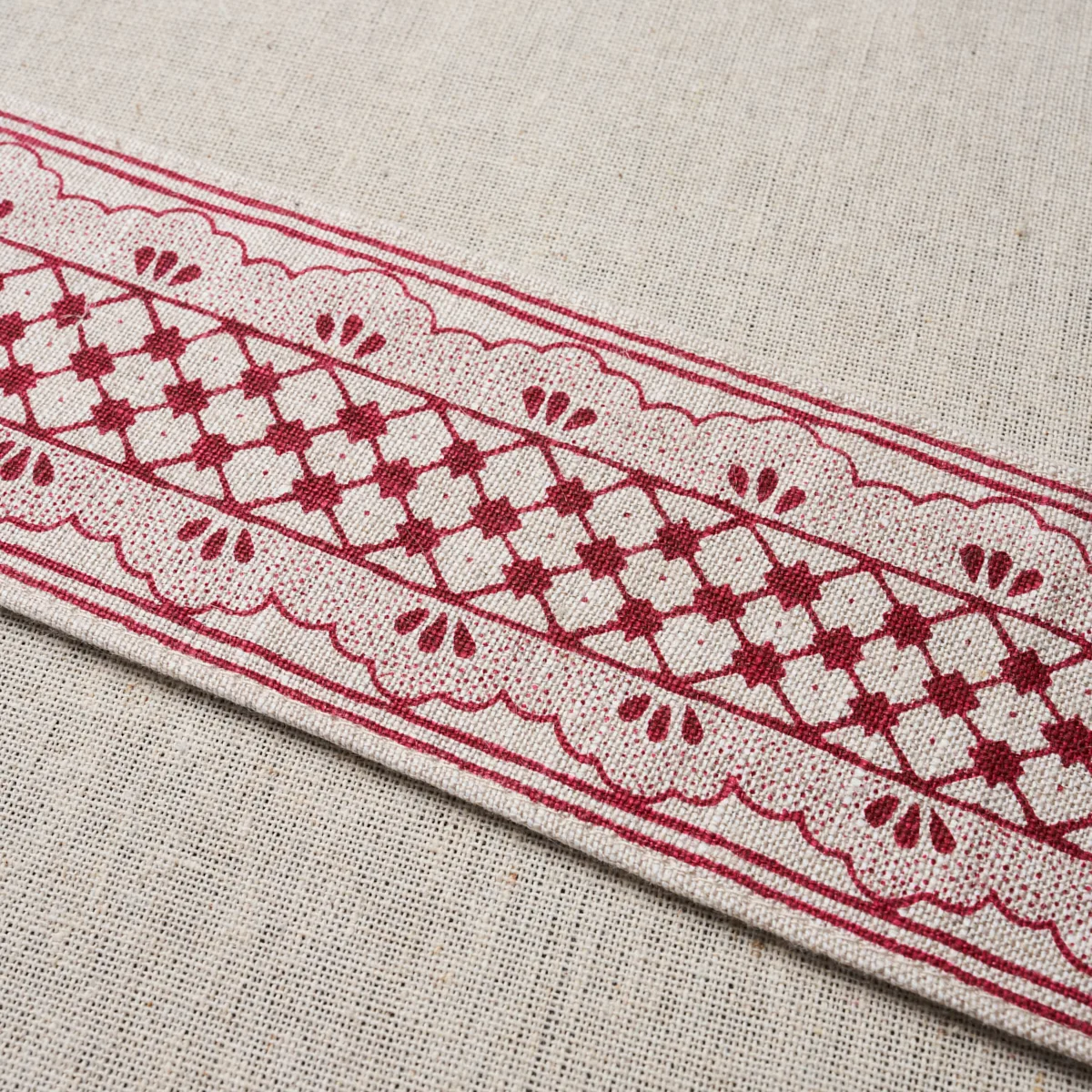 81651 | Davison Scalloped Tape - Crimson Schumacher Davison Scalloped Tape trim in Crimson (81651)