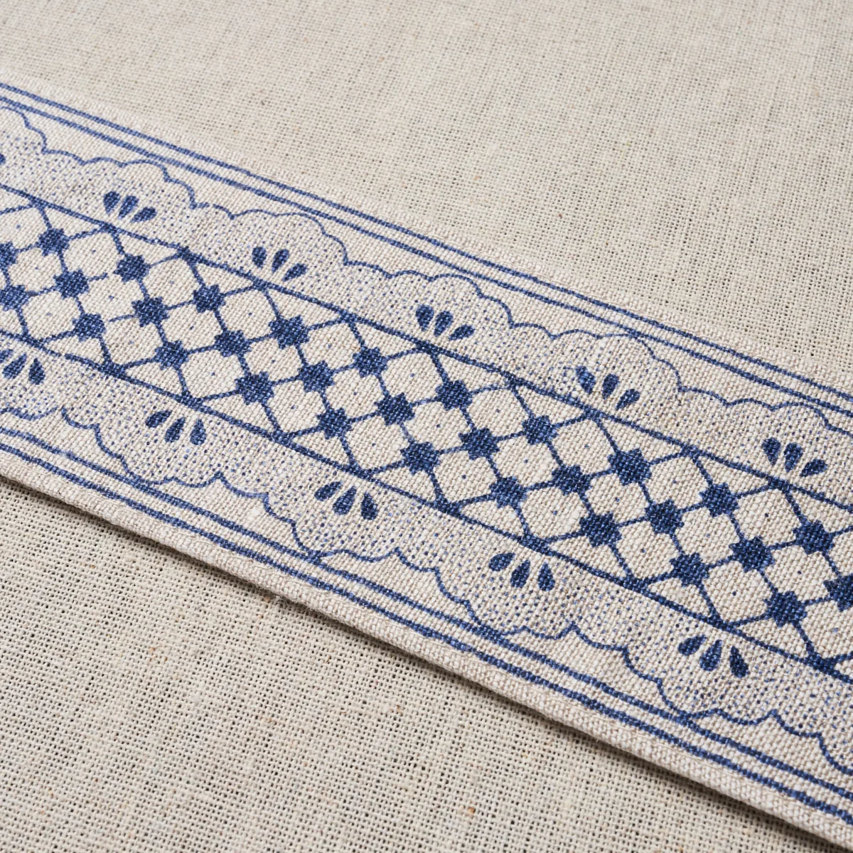 81650 | Davison Scalloped Tape - Washington Blue Schumacher Davison Scalloped Tape trim in Washington Blue (81650)
