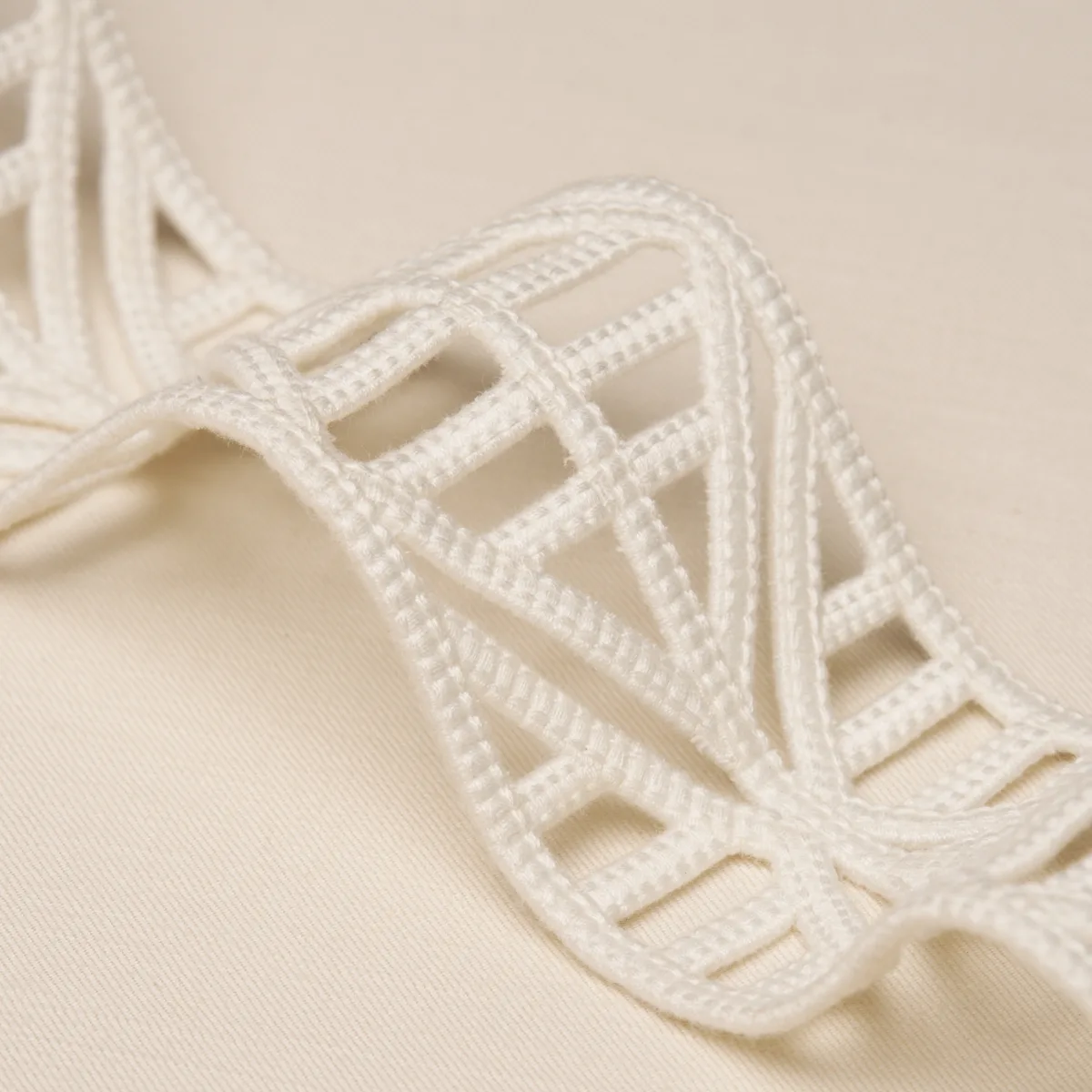 86281 | Diamond Lattice - Ivory Schumacher Diamond Lattice trim in Ivory (86281)